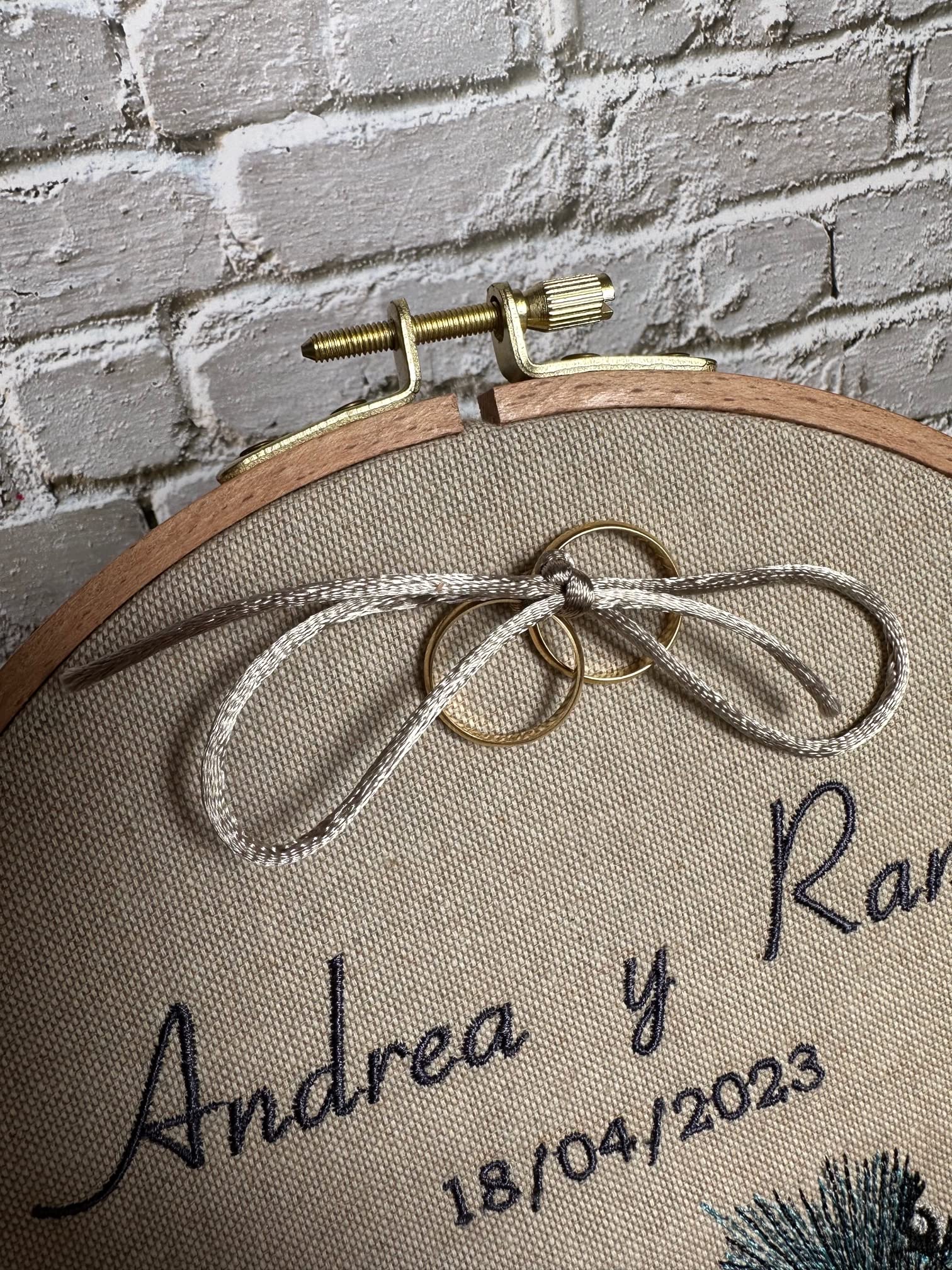 Bastidor porta alianzas de 22 cm., bordado personalizado con nombres y fecha. Con cordel para anudar los anillos. VPM Original. Fabricación española.