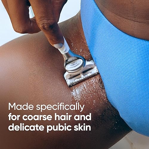 Miniatura 4 de Gillette Venus Juego de afeitado para cabello y piel púbica, maquinilla de afeitar para mujer, 1 mango + 2 recambios de cuchilla + limpiador 2 en 1,