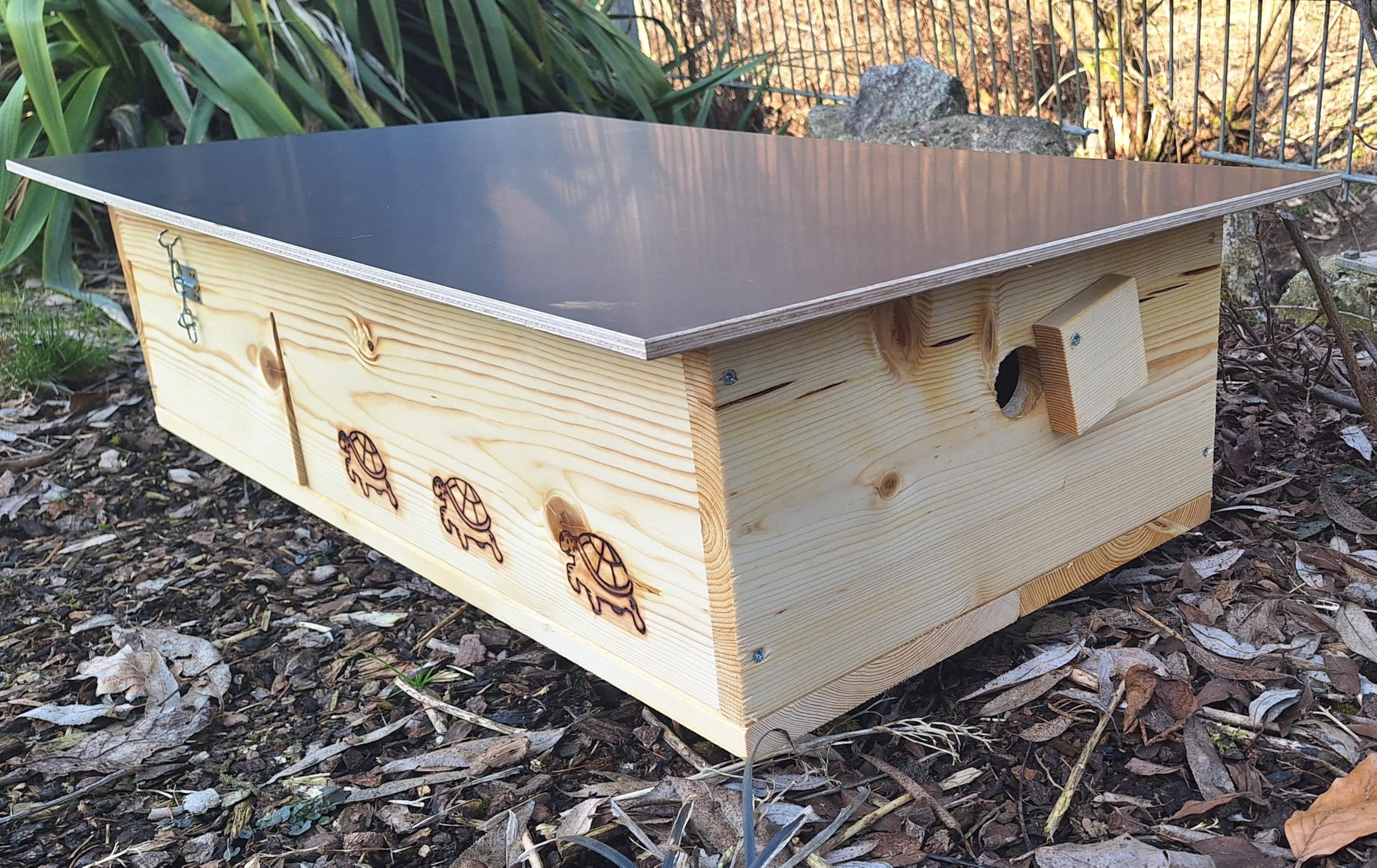 Casetta per tartarughe di alta qualità (SH9) in legno massiccio da 20 mm, resistente alle intemperie, con fondo e porta, con ventilazione regolabile, resistente alle intemperie