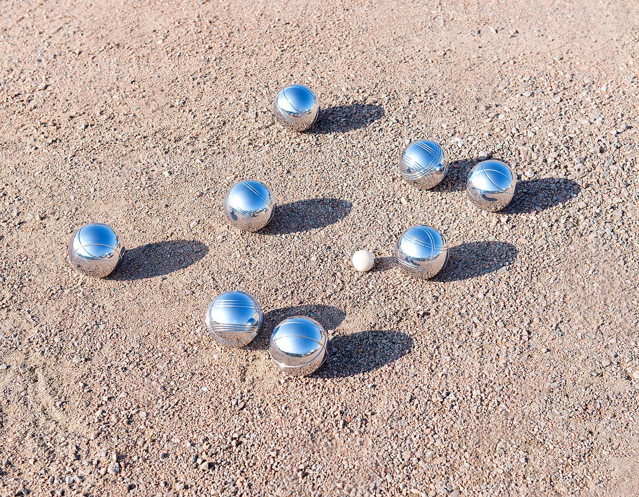 PEARL Bocciakugeln: Boule- & Boccia-Spiel: 32 Metall- und 4 Holz-Kugeln, Abstandsmesser (Bocciaspiele, Bocciakugel, Ball)