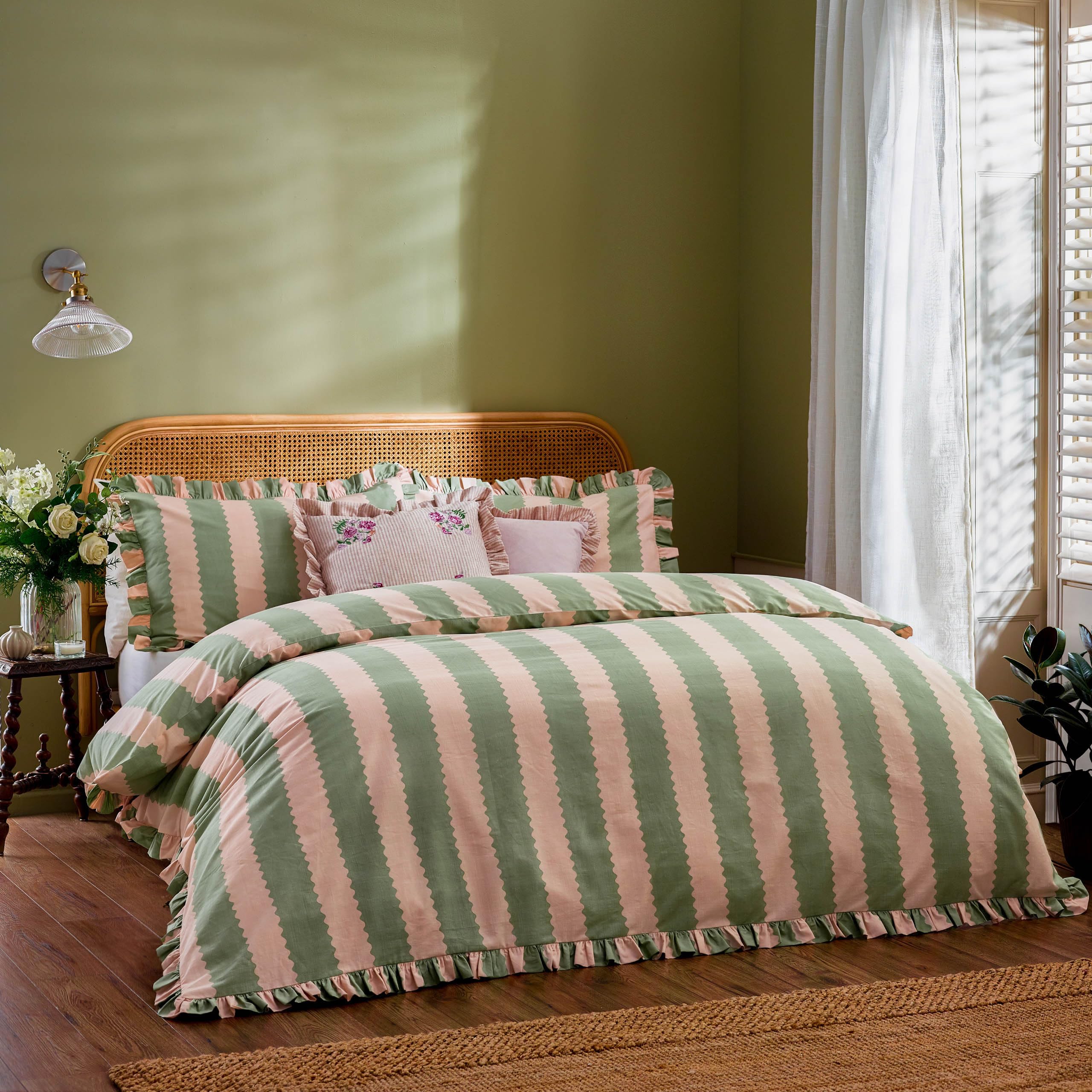 WylderBirdie Stripe Duvet Cover Set – Reversible Ruffled Cotton Rich Striped Bedding (Pink/Green - Double)