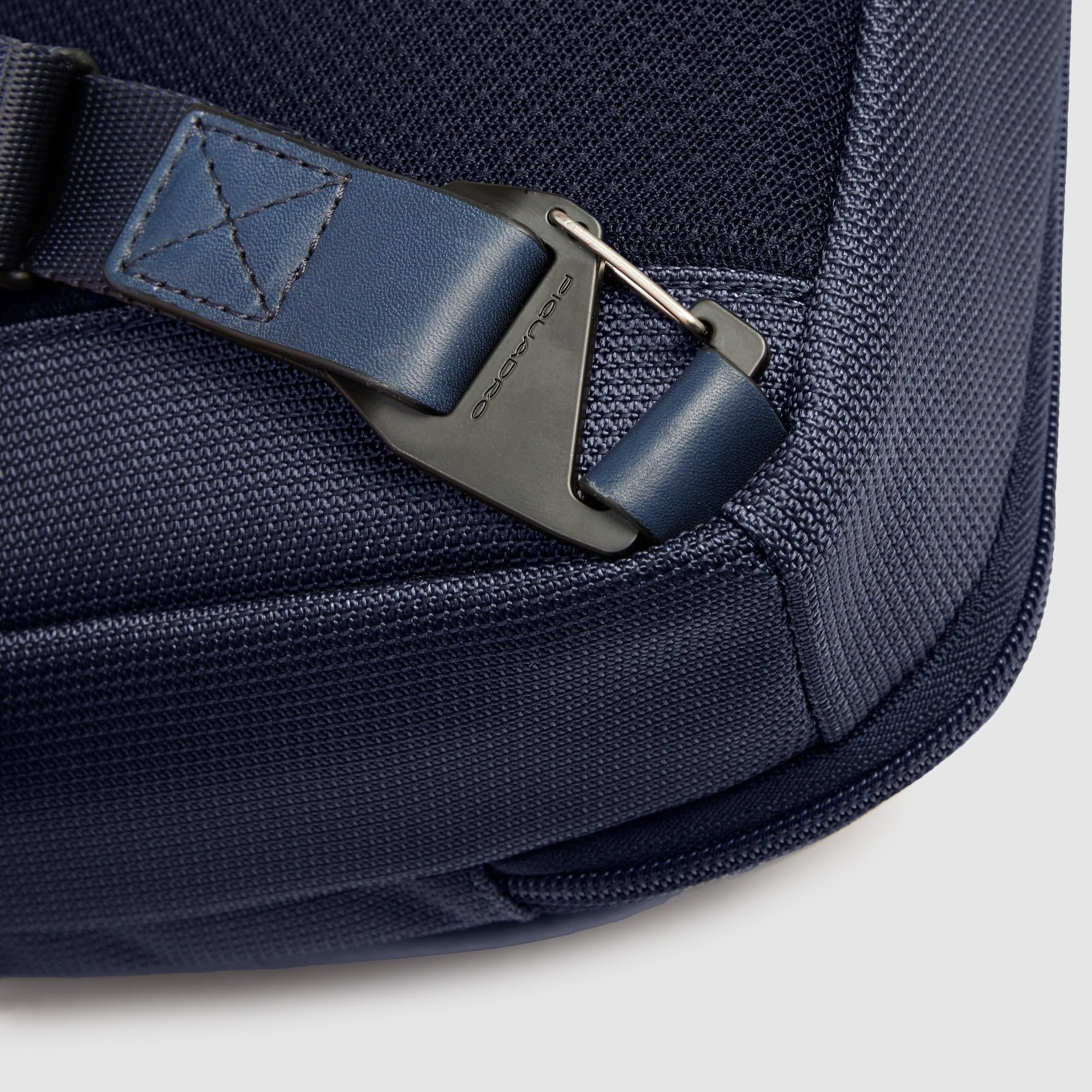 Piquadro Sling bag mit Rucksack-Option aus recycled Stoff Mann Leder und Stoff blau