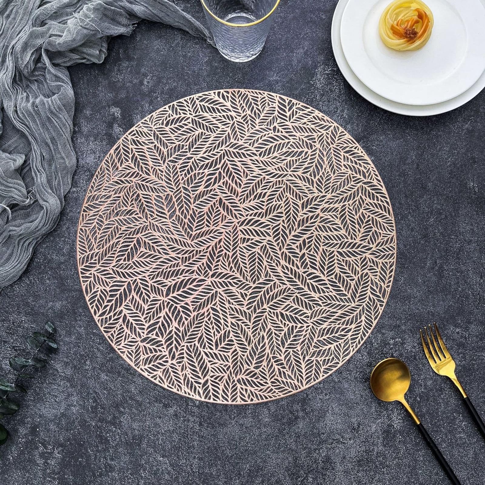 Set de table feuilles ajourées pour une décoration de table de mariage chic