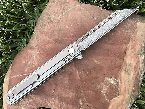 Miniatura 3 de TACTICAL GEARZ Navaja de bolsillo de Damasco para EDC, mango de titanio sólido, 67 hojas de acero Damasco multicapa VG10, incluye funda (Onyx XT