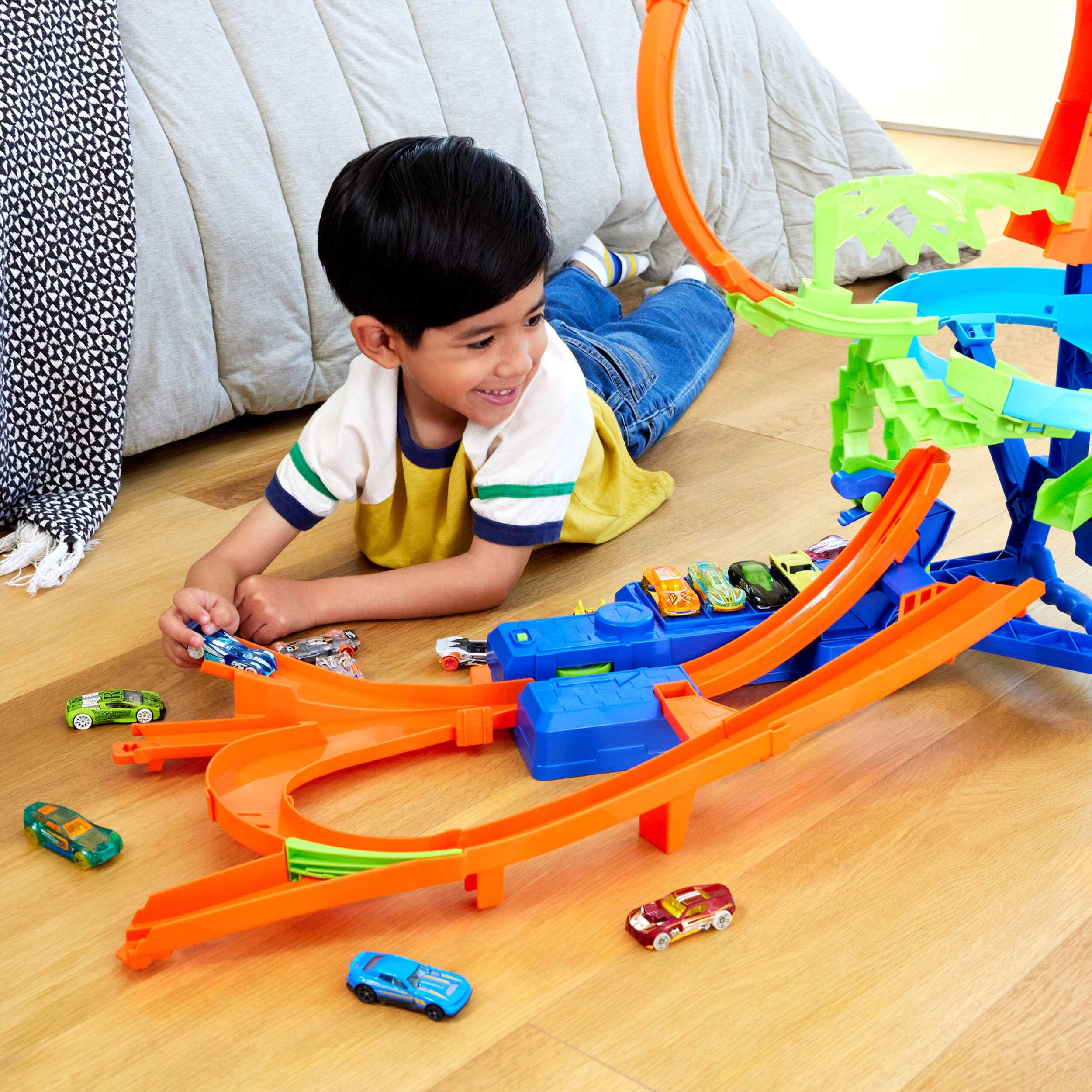 Hot Wheels - Scontri Volanti, set pista per acrobazie e corse senza sosta, con booster motorizzato e macchinina in scala 1:64 inclusa, giocattolo per bambini, 5+ anni, JKJ78