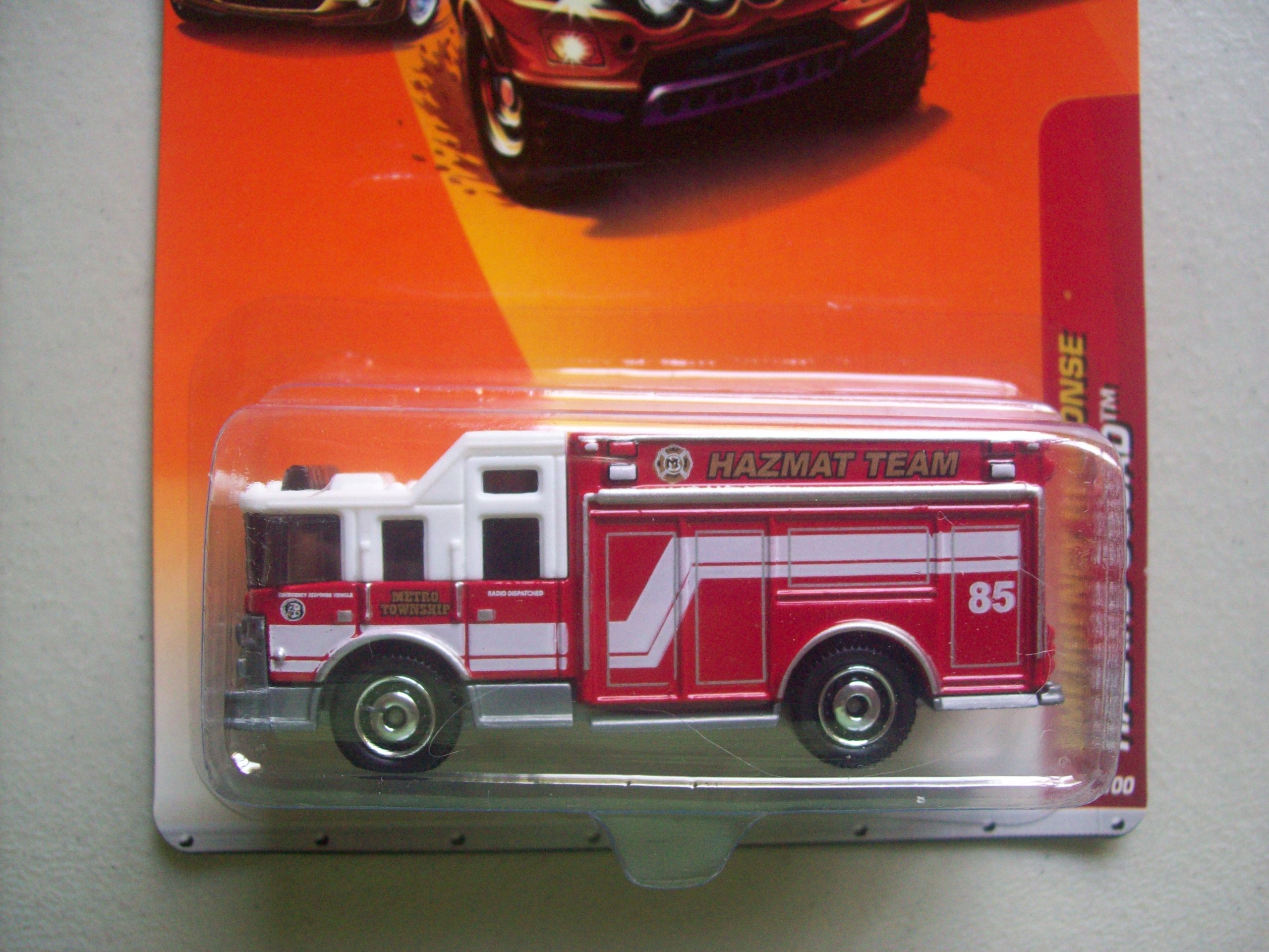 Camion Matchbox Red Hazard Squad 2009 pour créer un diorama de secours urbain