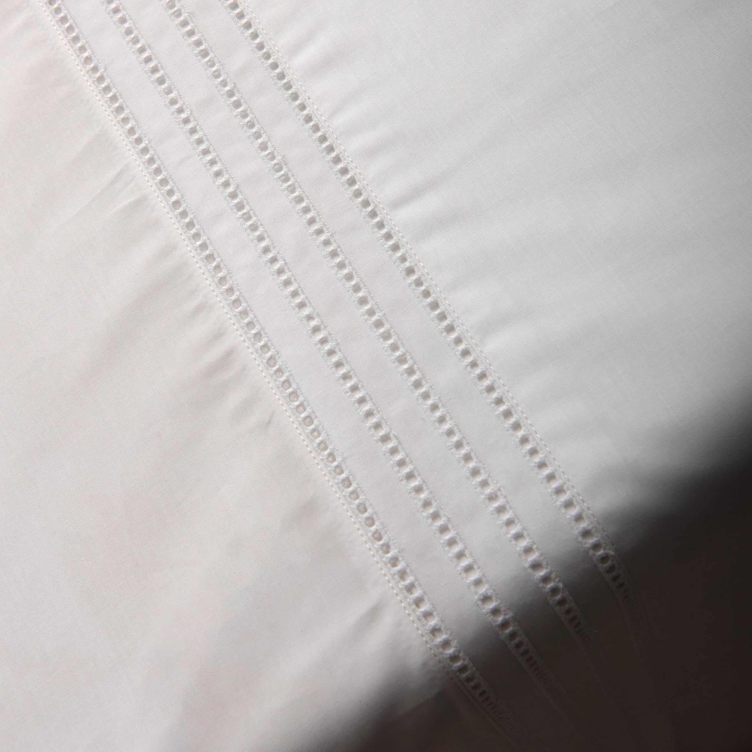 (400 Hilos Juego de Sábanas Algodón Percal Blanco Cuatro Líneas Vainica – AL14-400 Hilos - 100% Algodón de Percal - Cama 150/160 2 Almohadas 50 x 80 cm - Fabricado Portugal