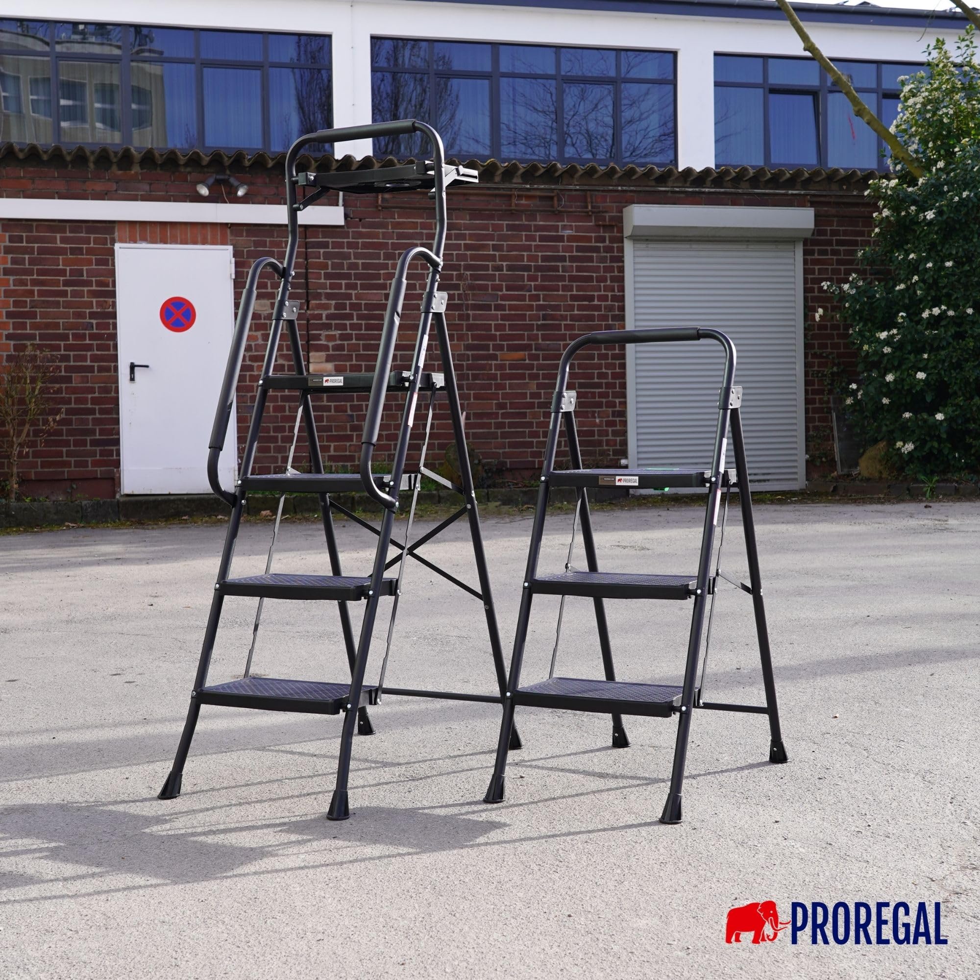 PROREGAL Profi-Escabeau pliant avec certification TÜV/GS, avec arceau manuel et plateau à outils 4 marches avec surface striée HxLxP 160x51x87cm Capacité de charge 150kg Acier Noir, Marche Pied Pliant