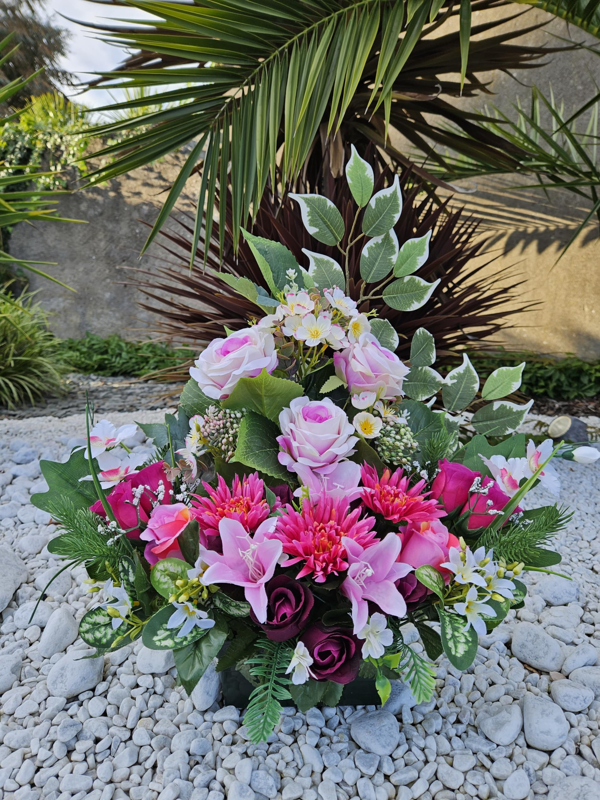 Composition de Fleurs Artificielles en Cône Lesté Ciment pour Une Parfaite Tenue à L extérieur. Réalisé par nos Soins Fleurs de Qualité.