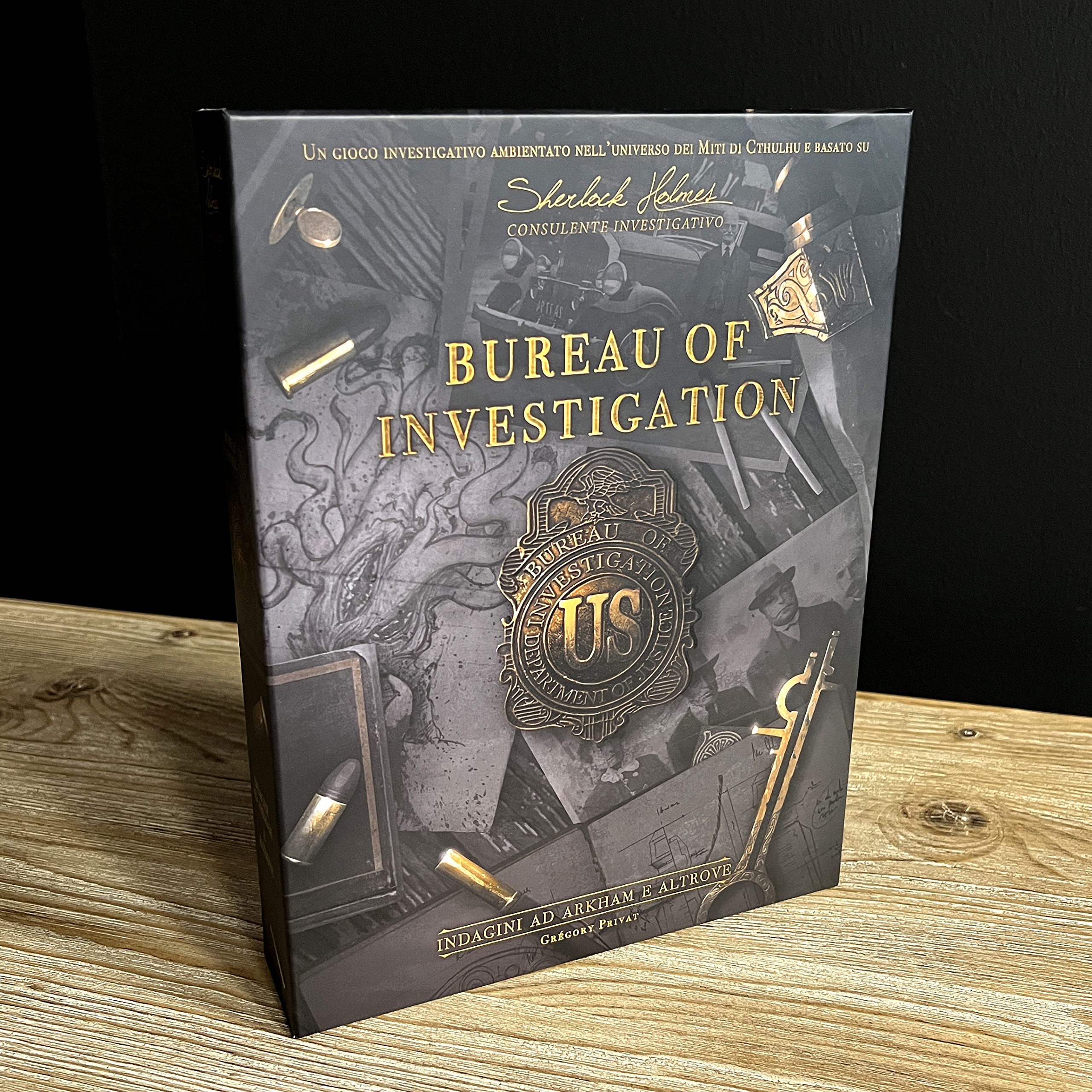 Asmodee - Sherlock Holmes Consulente Investigativo: Bureau of Investigation Indagini ad Arkham e Altrove - Gioco da Tavolo Investigativo, 1-8 Giocatori, 14+ Anni, Edizione in Italiano