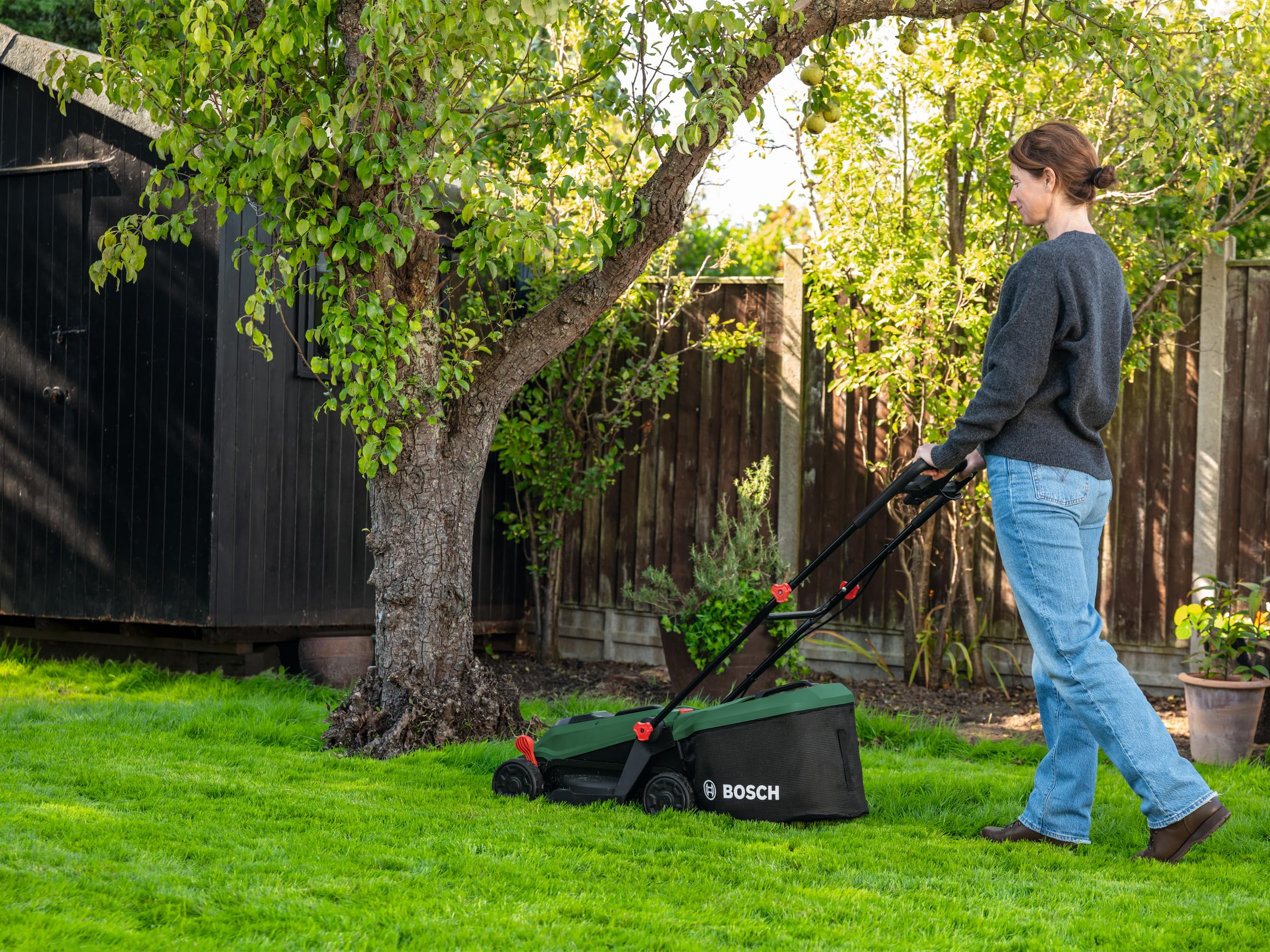 Bosch ROTAK18V-32 Cortacésped de batería (Ancho de Corte: 32 cm, Altura de Corte: 25-65 mm, Bolsa de Tela de 35 l, tapón de mantillo, Incluye batería y Cargador)