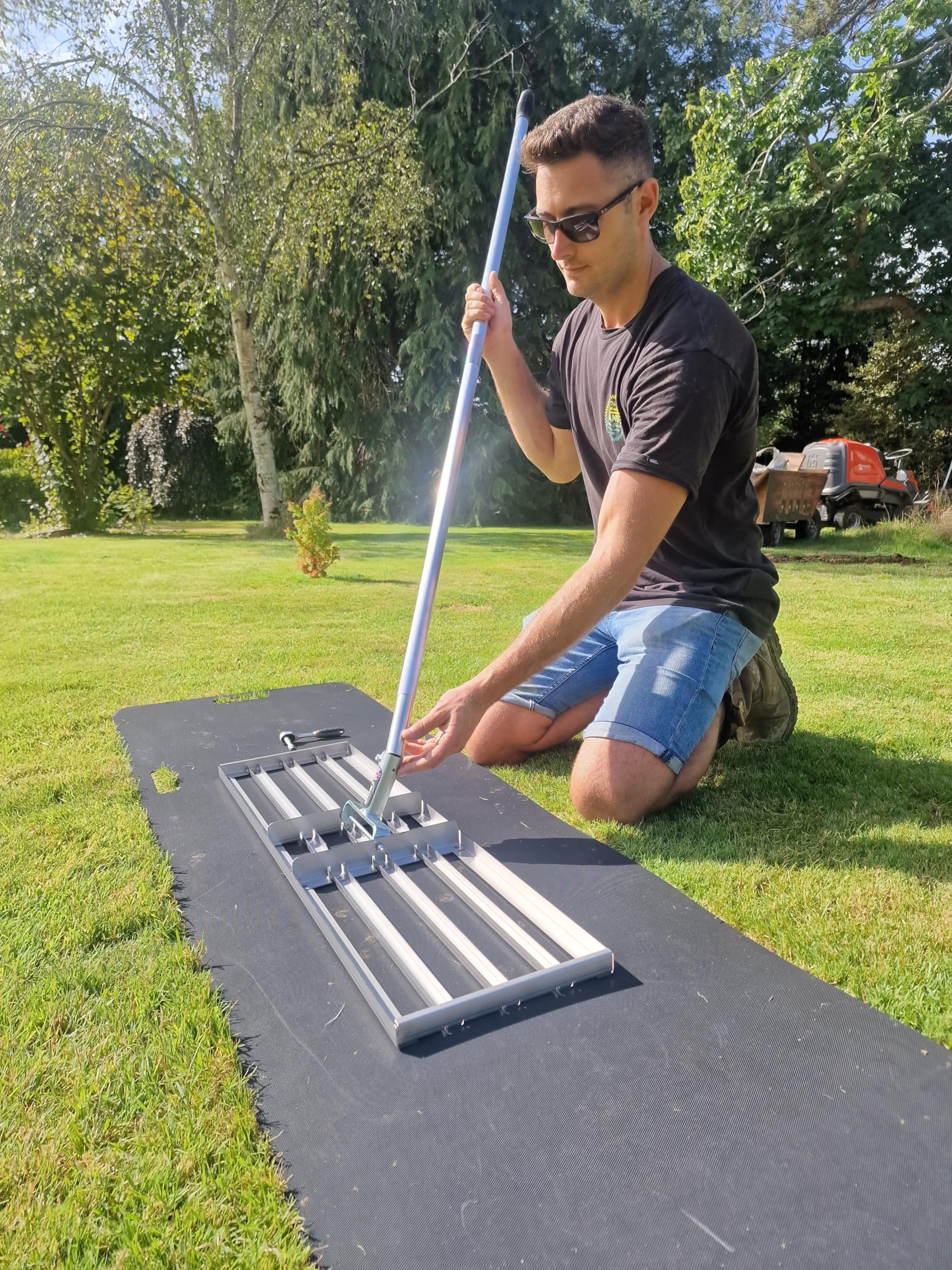 British Manufacturing Solutions - Rastrillo nivelador de acero inoxidable de 46 pulgadas de ancho: rastrillo nivelador premium para aderezo, sembrar, tierra/arena. Mango de aluminio de lujo de alta