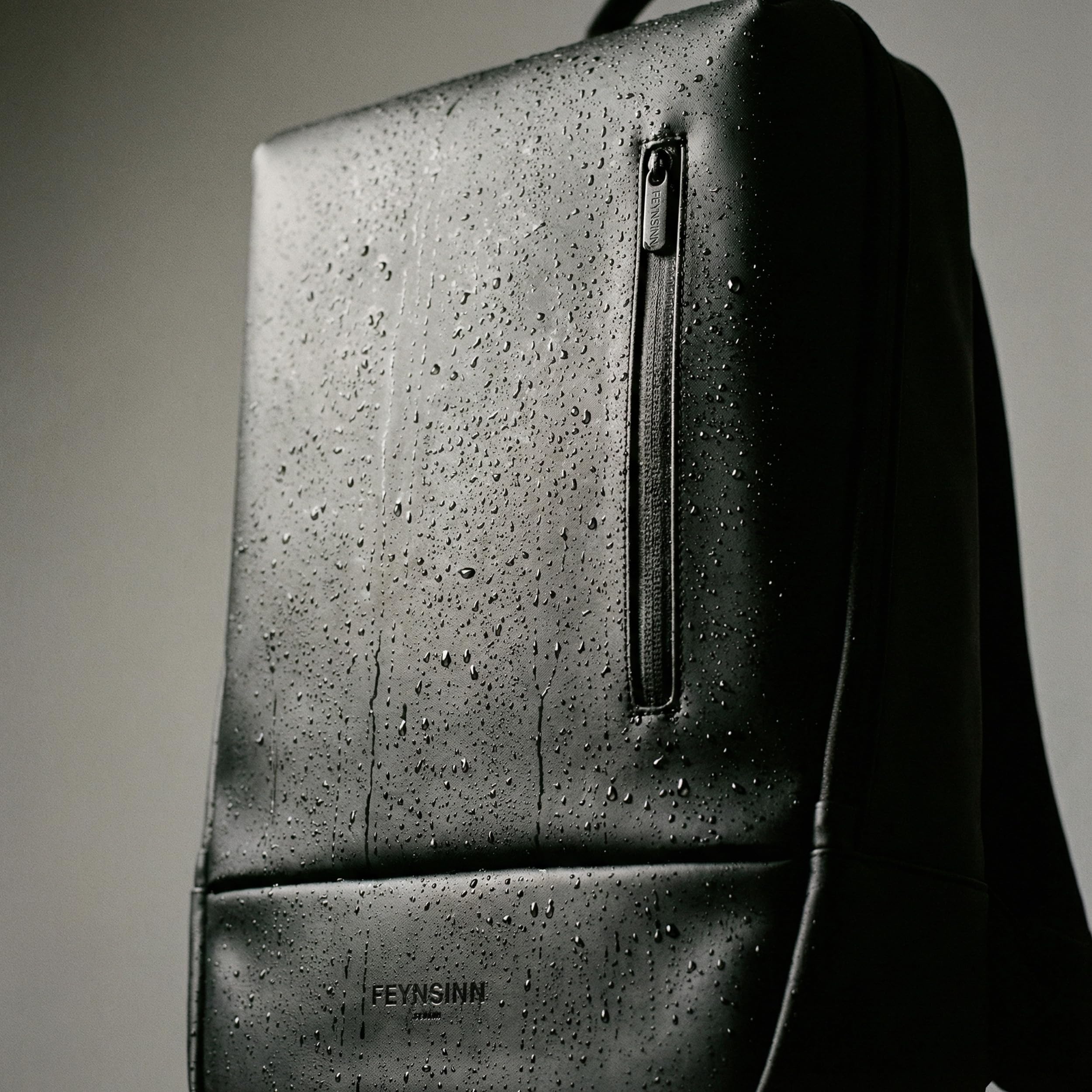 Commuter Rucksack mit durchdachtem Innenleben - wasserdicht aus recyceltem Material, mit Laptop-Fach (15,4") und Trolley-Fix Unisex Business Laptop-Rucksack elegant schwarz