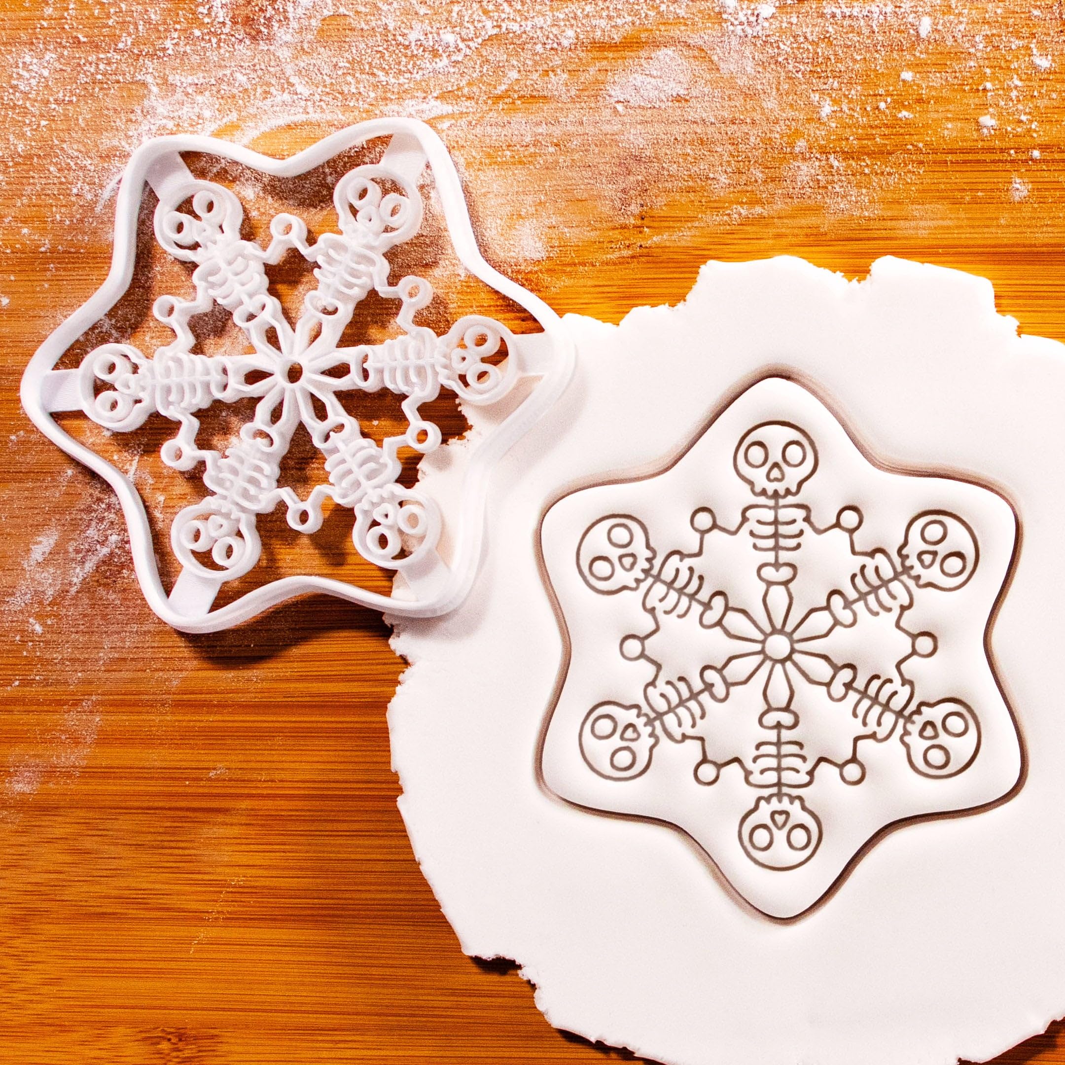 BAKERLOGY Lot de 2 Emporte-pièces Flocons Gothiques – Embosseurs Fondant Toile d’Araignée et Squelette Dansant pour Biscuits de Noël Effrayants et Fêtes Alternatives