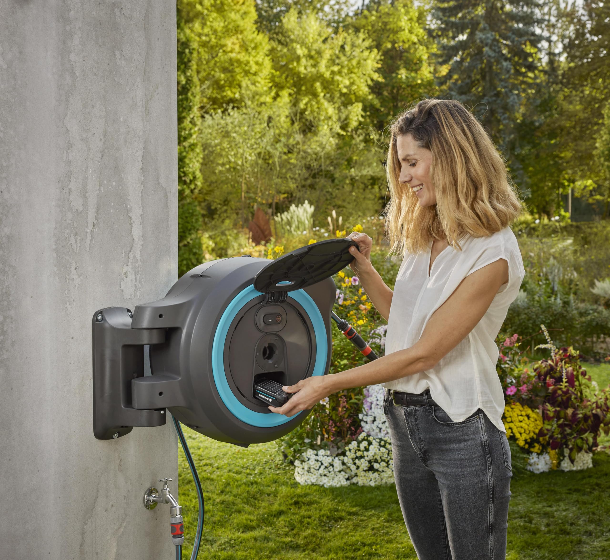 Gardena Dévidoir mural PowerRoll XL Ready-to-use-Set: Dévidoir automatique avec 40 m de tuyau d'arrosage, guide-tuyau et technologie RollControll, kit complet avec batterie (18645-20)