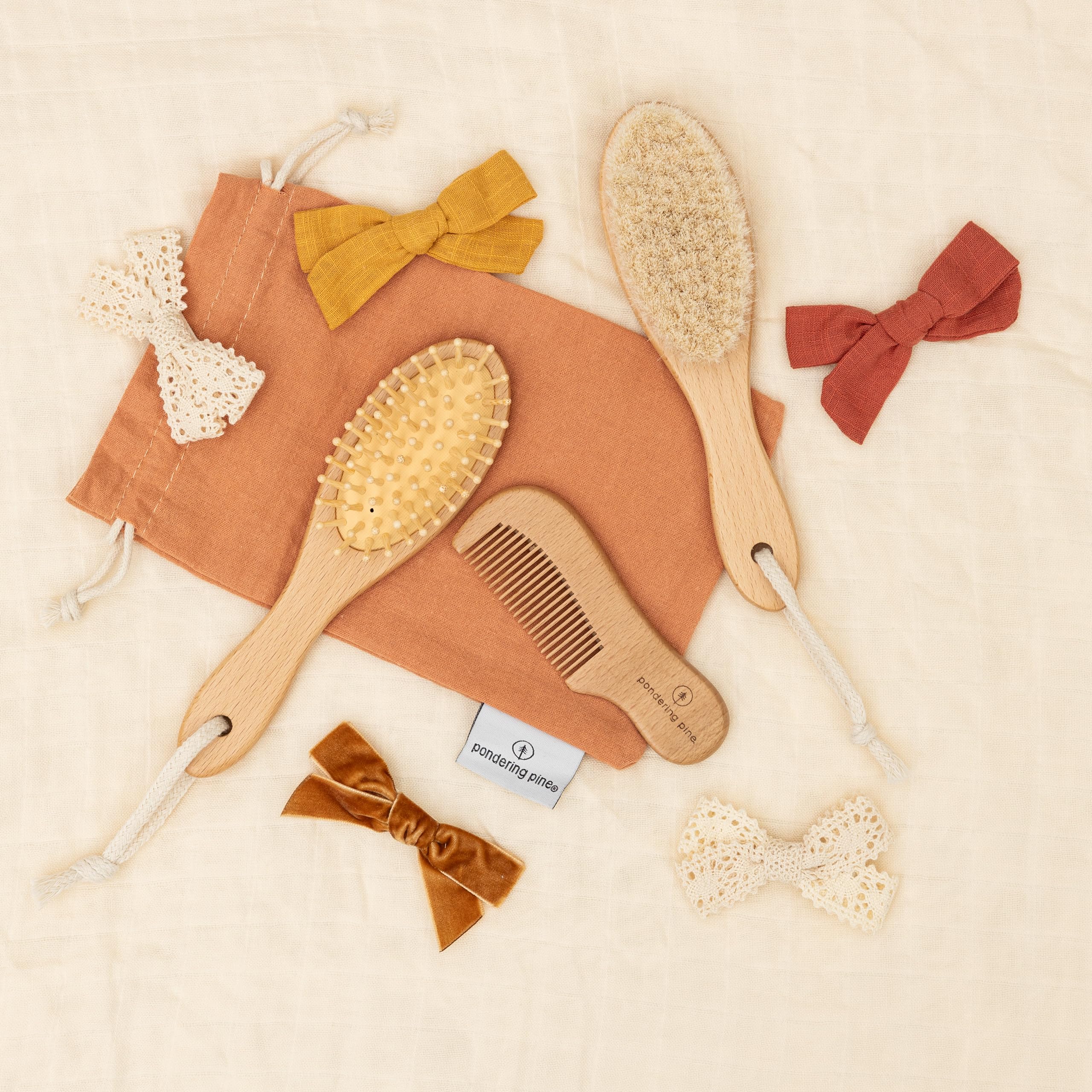 Natürliches Babyhaarbürsten-Set, Holzbürsten und Kamm mit Boho-Reisetasche für Mädchen oder Jungen, weiche Ziegenhaarbürste für Wiegenkappe, Bambus-Kleinkind-Haarbürste, Neugeborene Haarbürste für
