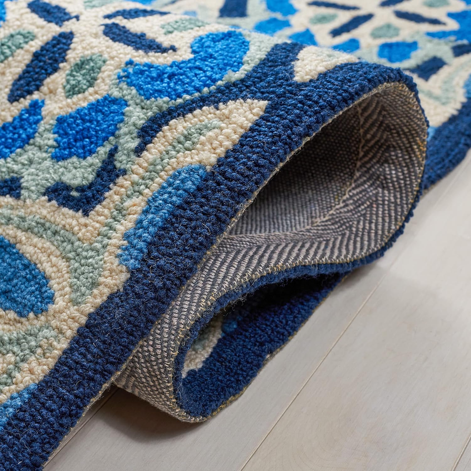 SAFAVIEH Four Seasons Collection Area Rug - 6' Square, Blue, Hand-Hooked Blue Indoor/Outdoor, Non-Shedding & Easy Care, Ideal for High Traffic Areas in Living Room, Bedroom (FRS414D)