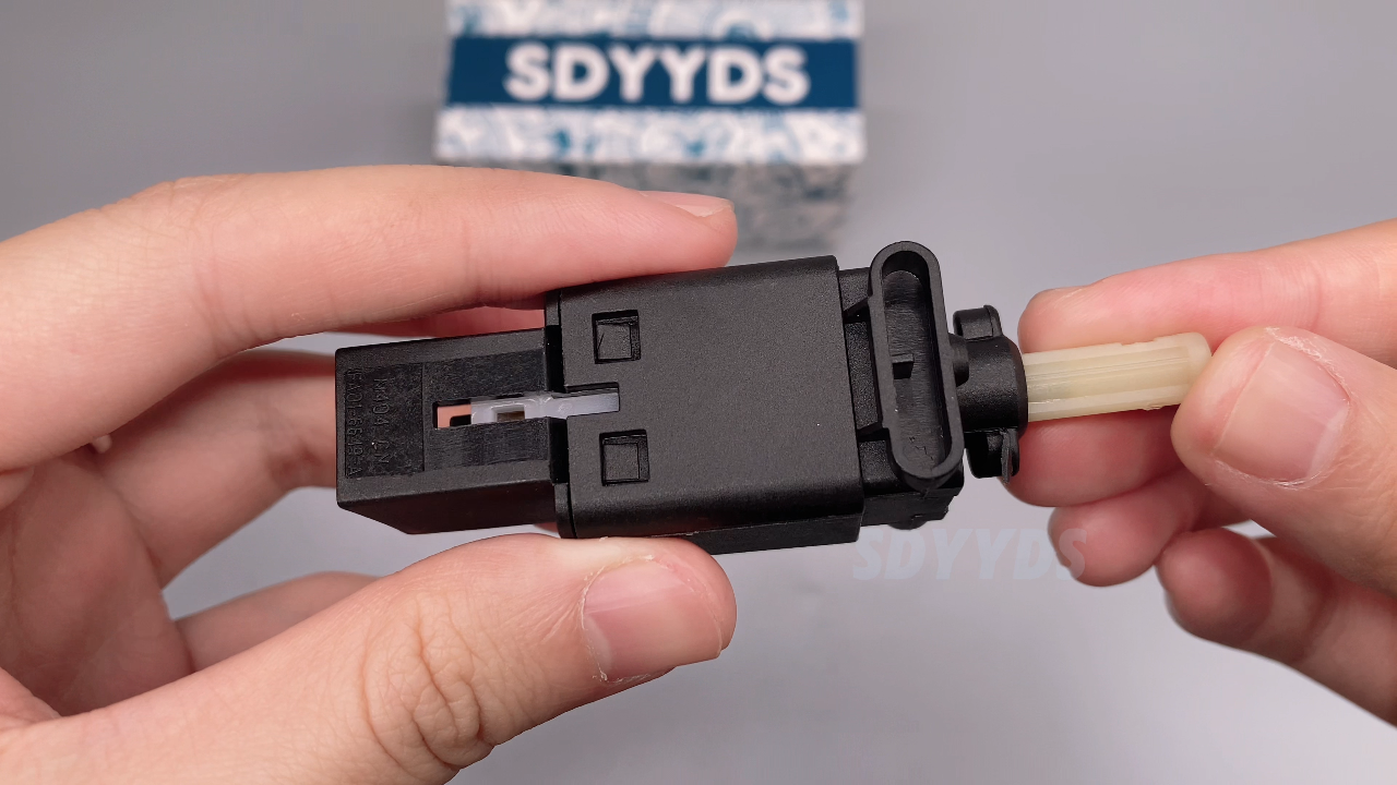 Amazon.com: SDYYDS Brake Light Switch 4Pin L23266490A/GJ6E