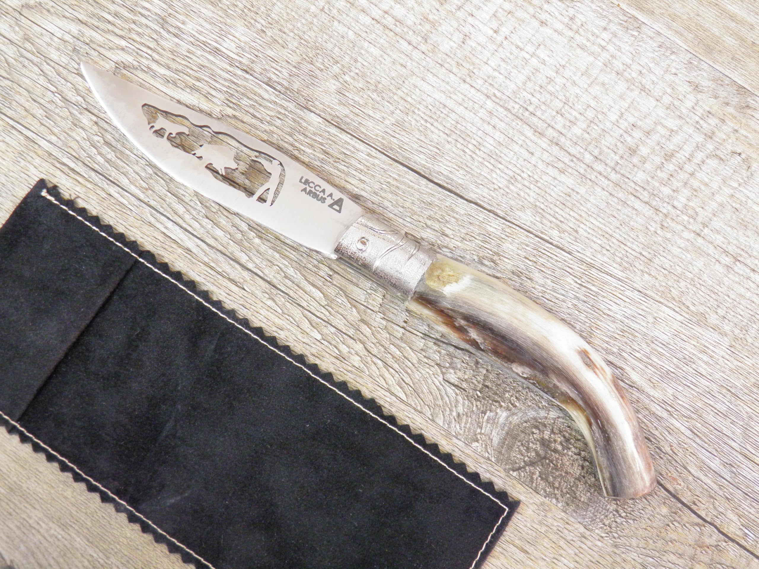 Generico Lecca Arbus Coltello Artigianale Arburesa 22 cm, Manico in Corno di Montone, Lama Incisa Scena Caccia al Cinghiale, Fodero in Velluto