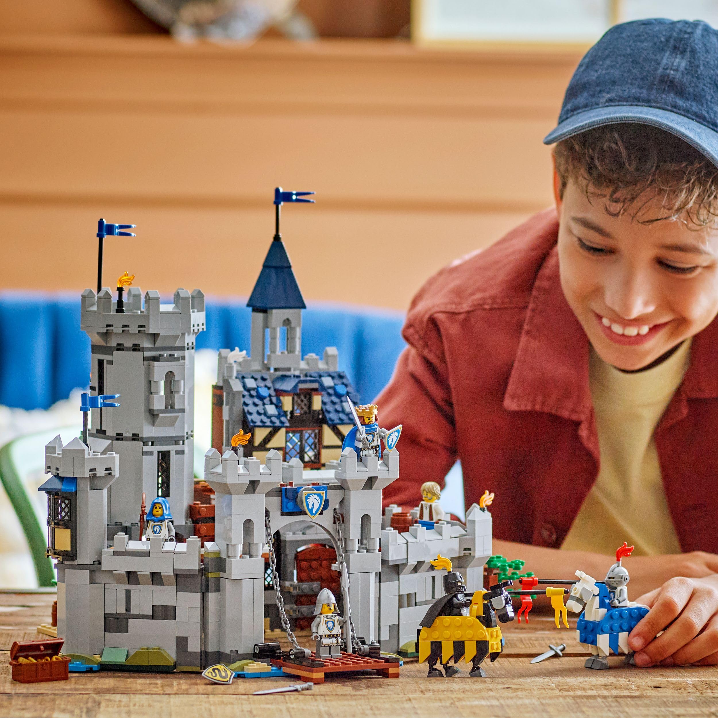 LEGO Creator Ritterburg im Mittelalter - 3-in-1-Bauset - Spielzeug Ritterburg - Umwandelbar in Ritterturnier-Szene oder Stadt - 6 Minifiguren - Geschenk für Jungen und Mädchen ab 9 Jahren 31168