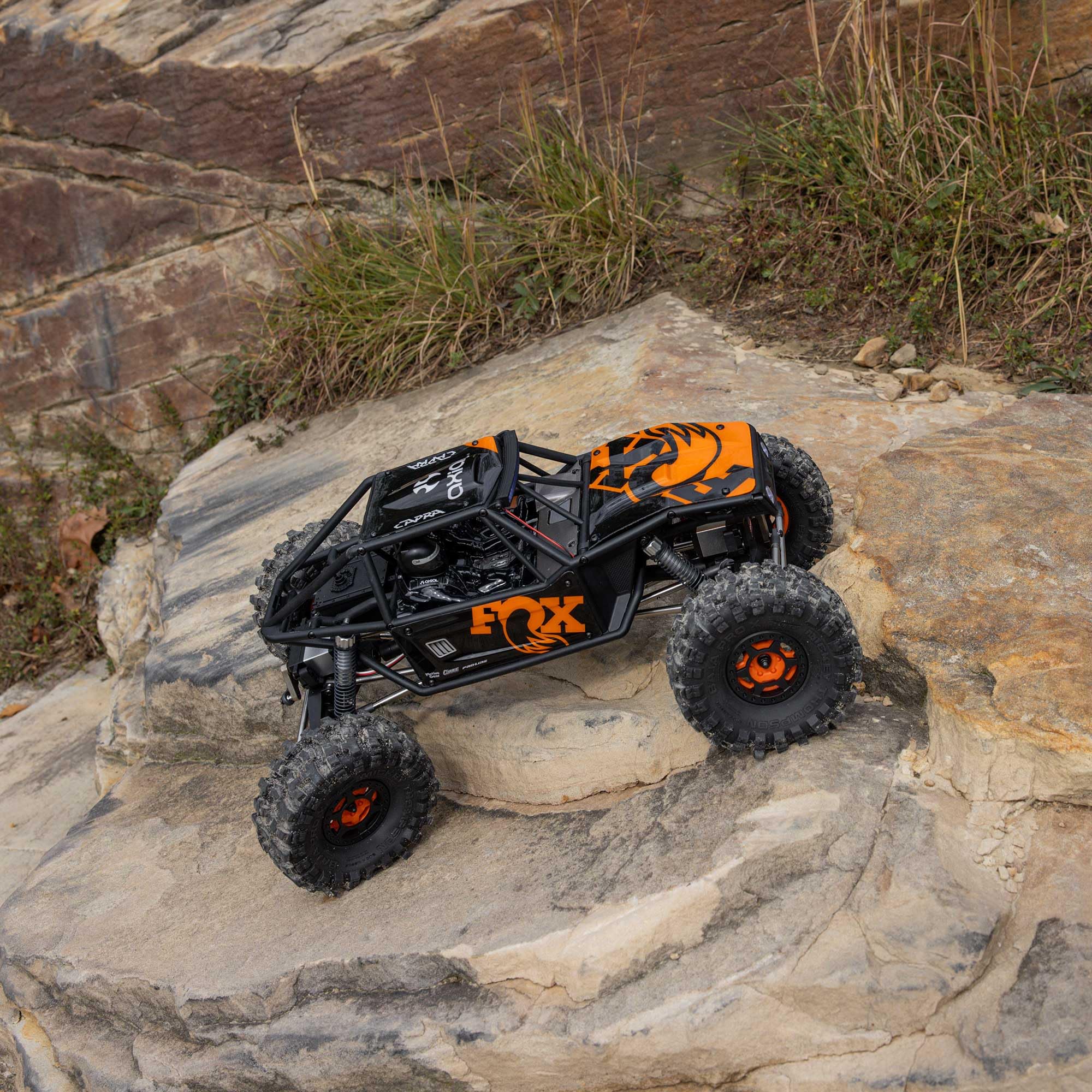 Axial 1:10 UTB10 Capra 1.9 4WS 4x4 Ready to Run Rock Crawler - Coche Todoterreno teledirigido, Motor de Cepillo, sin batería ni Cargador, Color Naranja