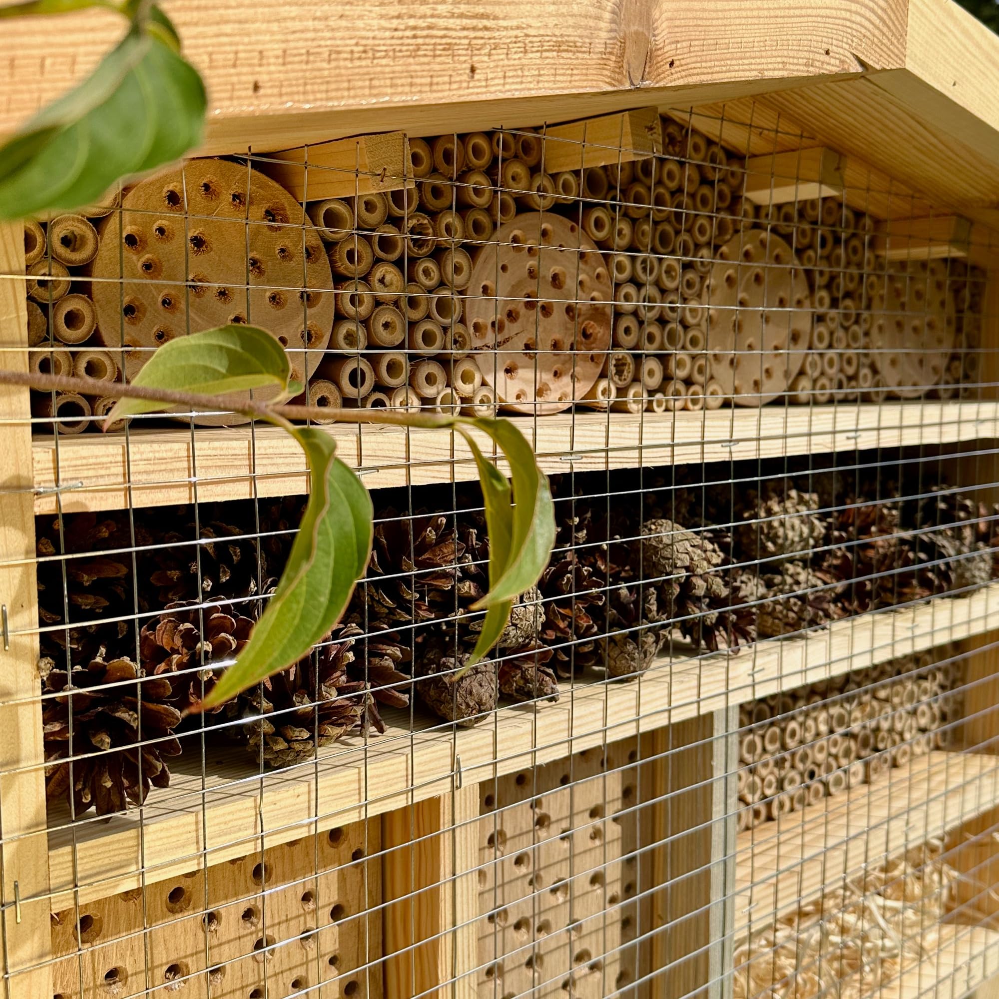 GARTENETAGE XXL Insektenchalet/Bienenhotel Groß zum Aufstellen/Insektenhotel XXL aus Massiv-Holz für Bienen, Marienkäfer & Florfliegen/Nisthilfe & Artenschutz für Balkon & Garten