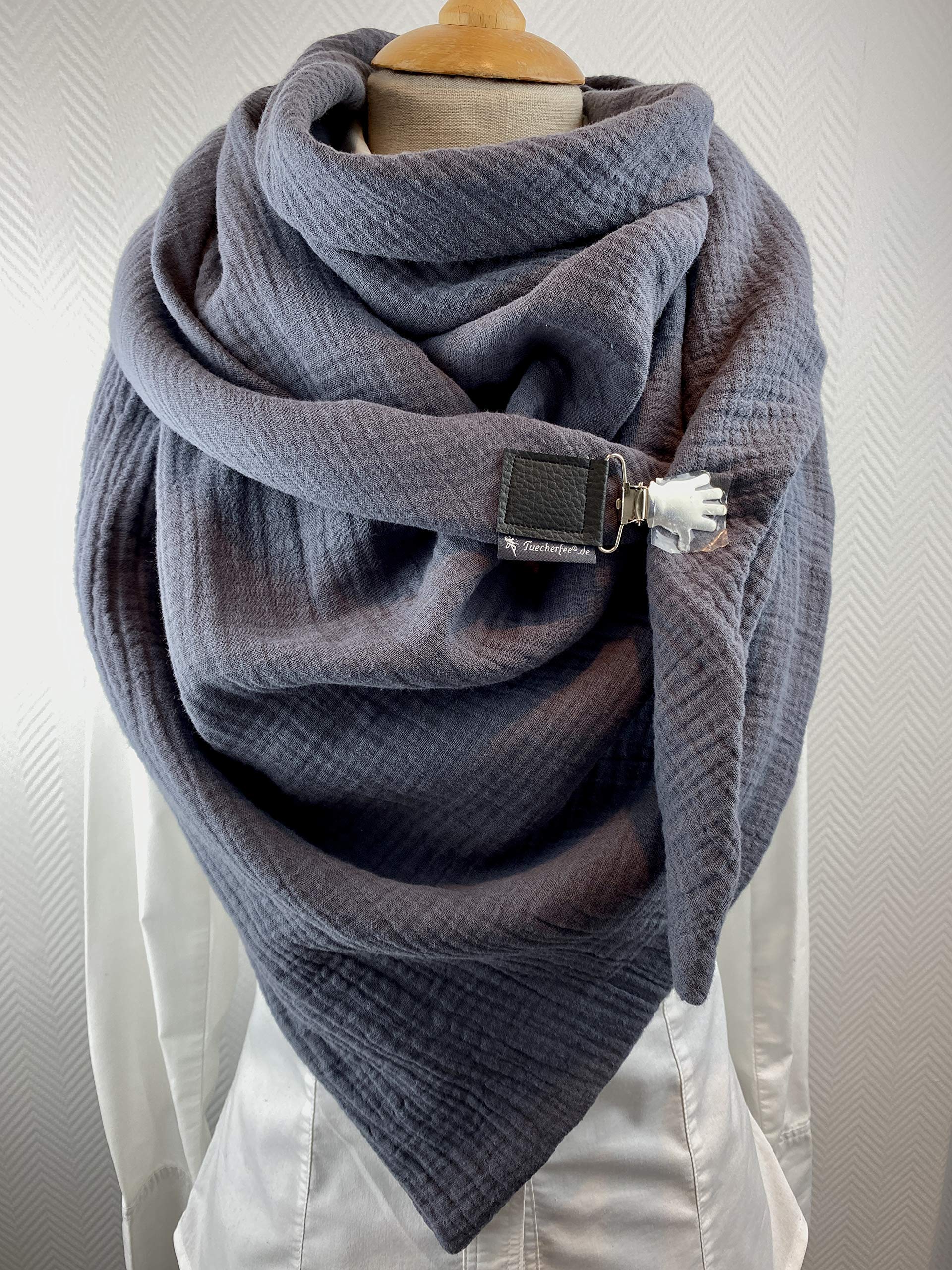 Handgemachter XXL Dreiecksschal Damen – Wendbarer Musselin Wickelschal Uni Dunkelgrau – Tuecherfee Schal mit Clipverschluss als Schal, Stola oder Schalkragen
