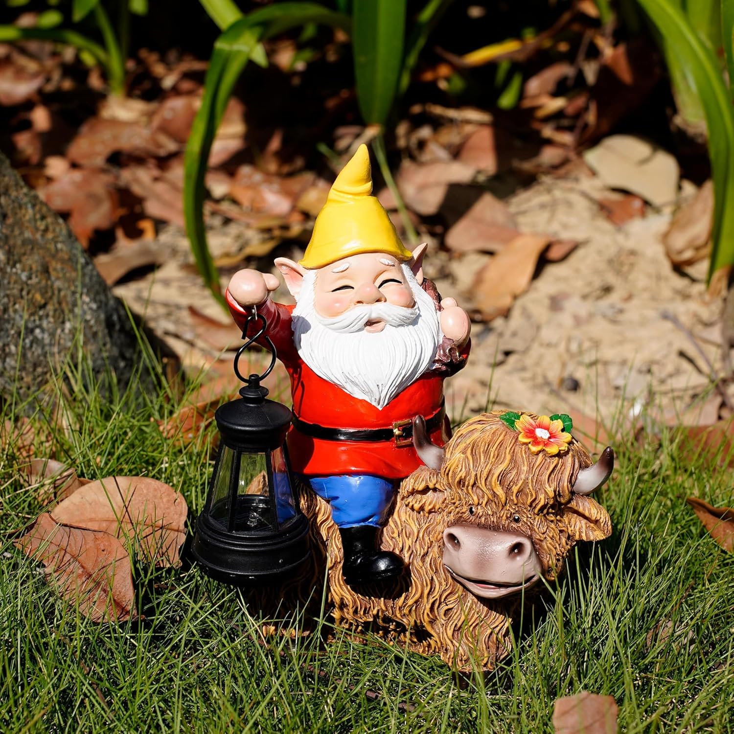 Solar Highland Cow Gnome Decor Lamp Garden Statue for Patio Yard Balcony Lantern Housewarming Gifts for Mom Women Grandma
