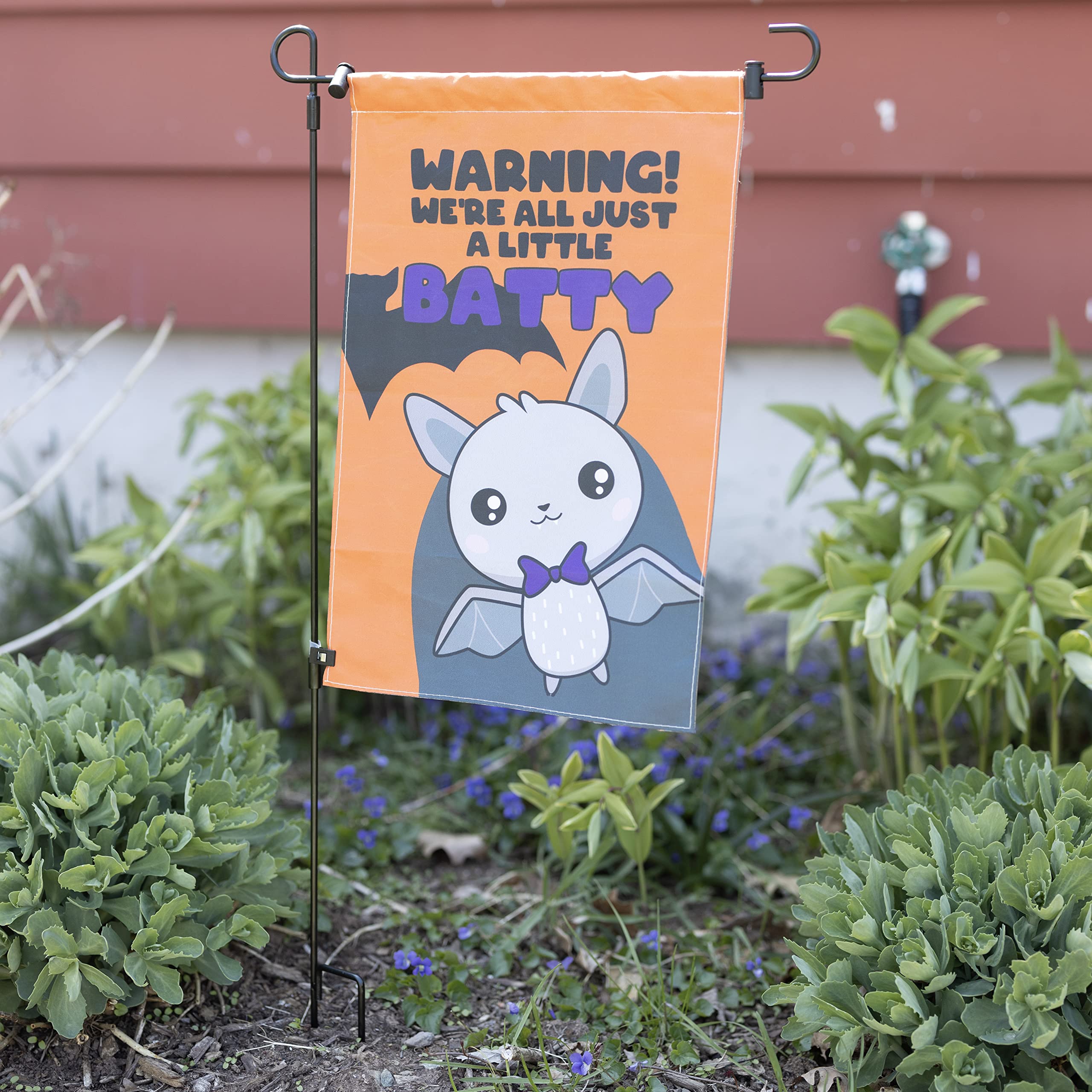 Halloween-Gartenflagge 'We're All Just A Little Batty' – 30,5 X 45,7 Cm, Wetterfest, Mit Stange