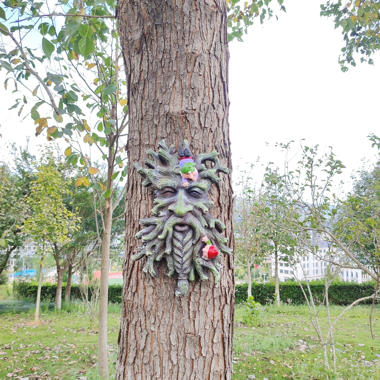 Whimsical Tree Face Garden Decoration ，Tree Faces Decor Outdoor Wallmounted Statue Art with Leaf Features, Outdoor Decor Garden Accessory (Green)