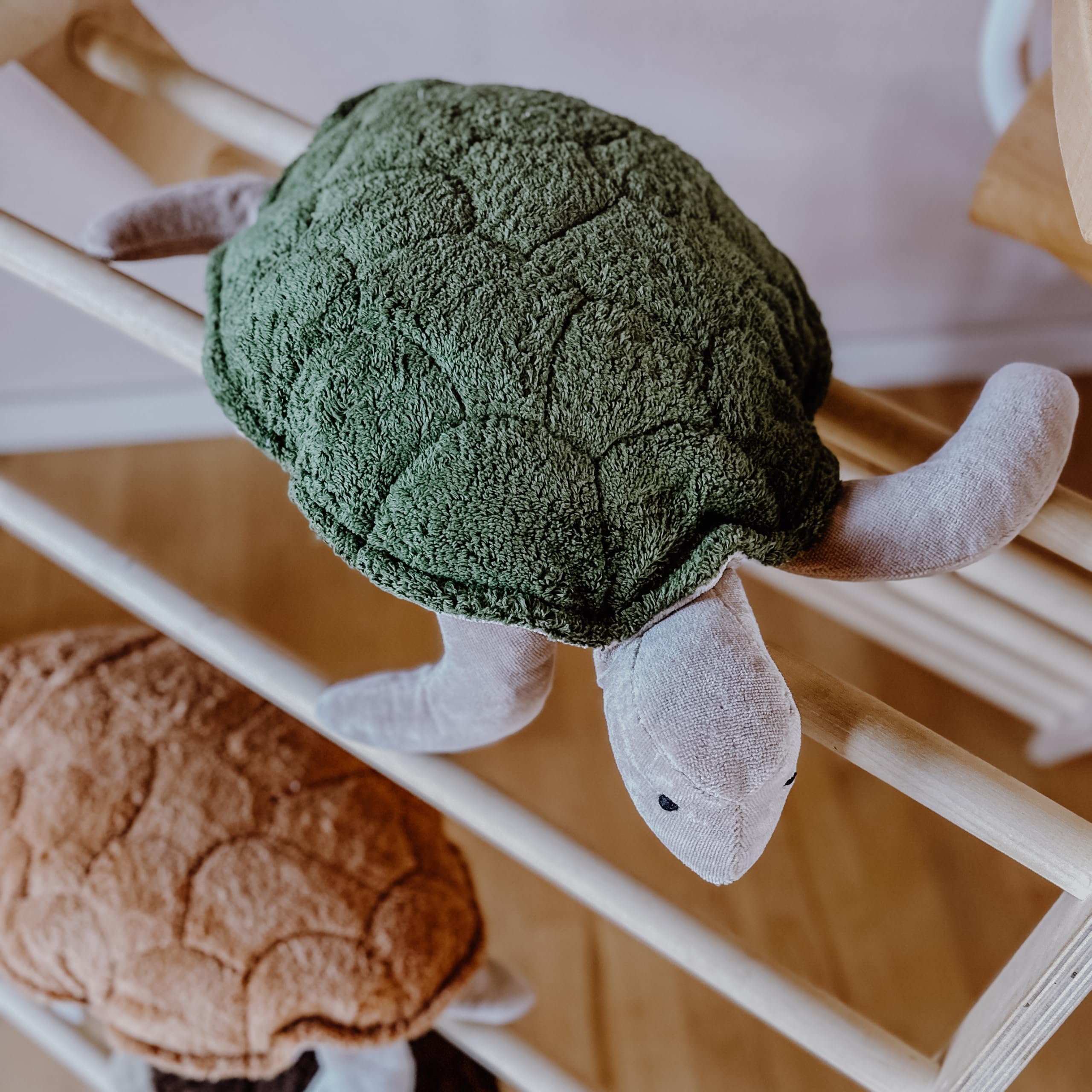 Senger Naturwelt Große Kuscheltier-Schildkröte, Tannengrün I Kuscheliger Begleiter, geeignet ab 3 Monaten I GOTS-zertifiziertes Plüschtier mit herausnehmbarem Wärmekissen zum Erhitzen oder Kühlen