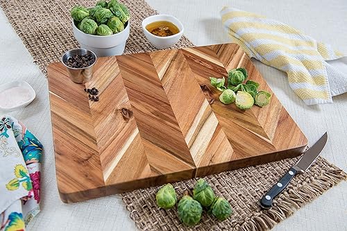 Miniatura 7 de Lipper International Tabla de cortar y servir rectangular en espiga de acacia con asas insertadas para cortar carnes, frutas y verduras, mediano, 12