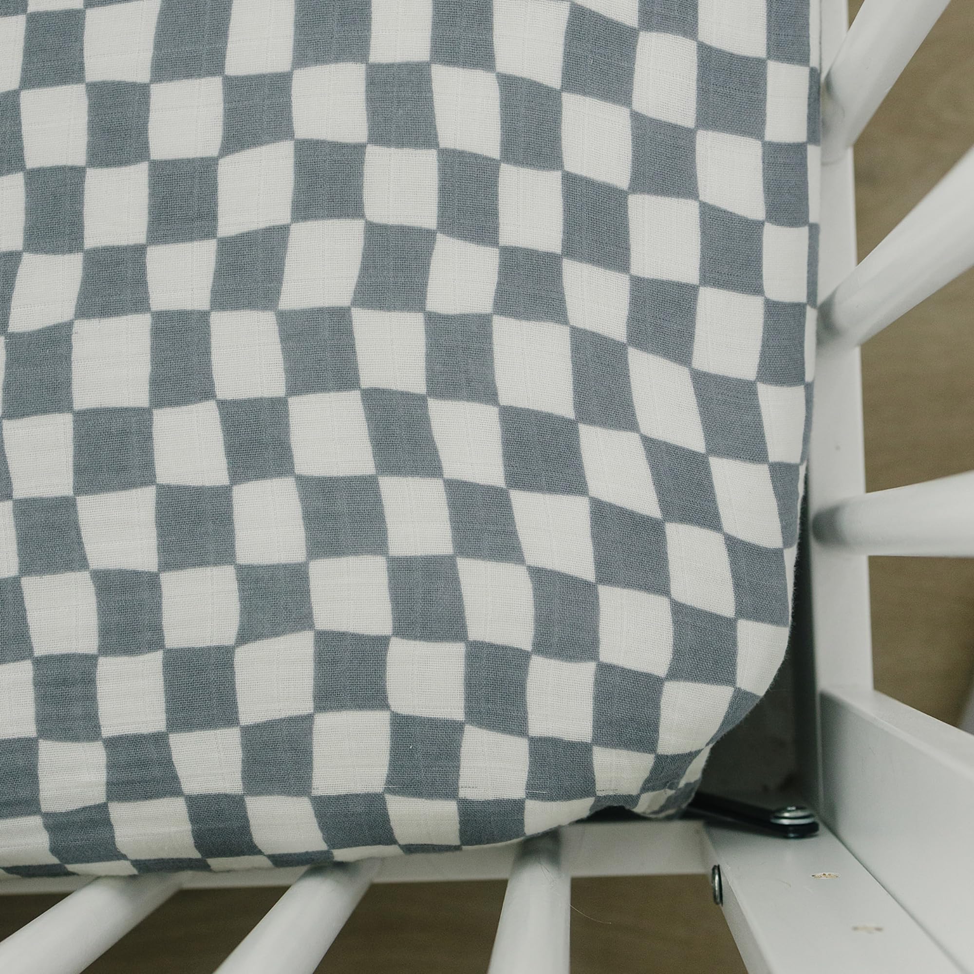 Mebie Baby – Drap de lit en mousseline à carreaux ondulés doux et respirant pour bébés, literie moderne neutre pour berceaux, drap-housse standard idéal pour chambre de garçon ou de fille (bleu