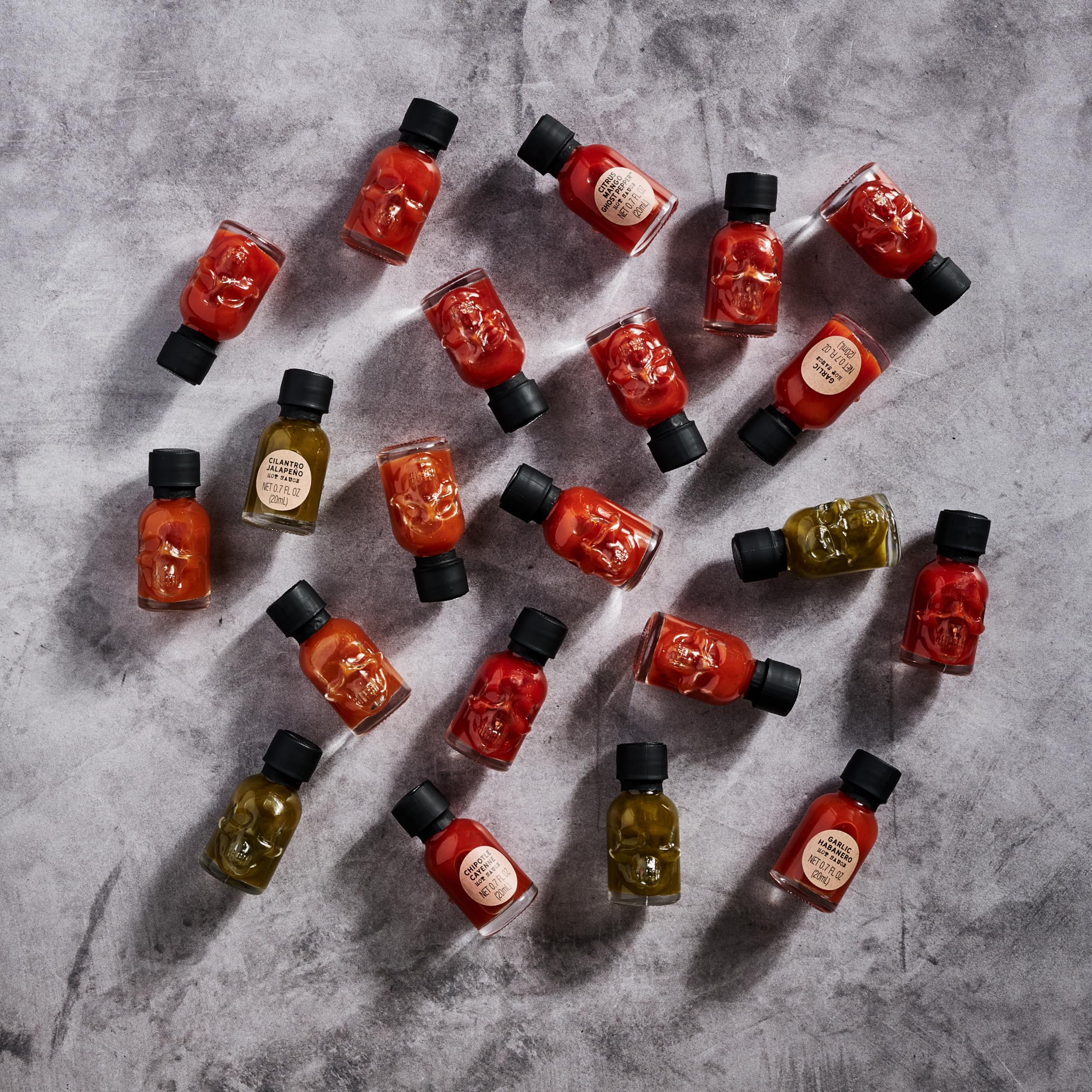 Man Crates: Surtido «Hot Sauce Inferno» — Incluye 21 sabores en mini botellas de salsa picante con forma de calavera; un desafío picante con habanero, chile fantasma y más.