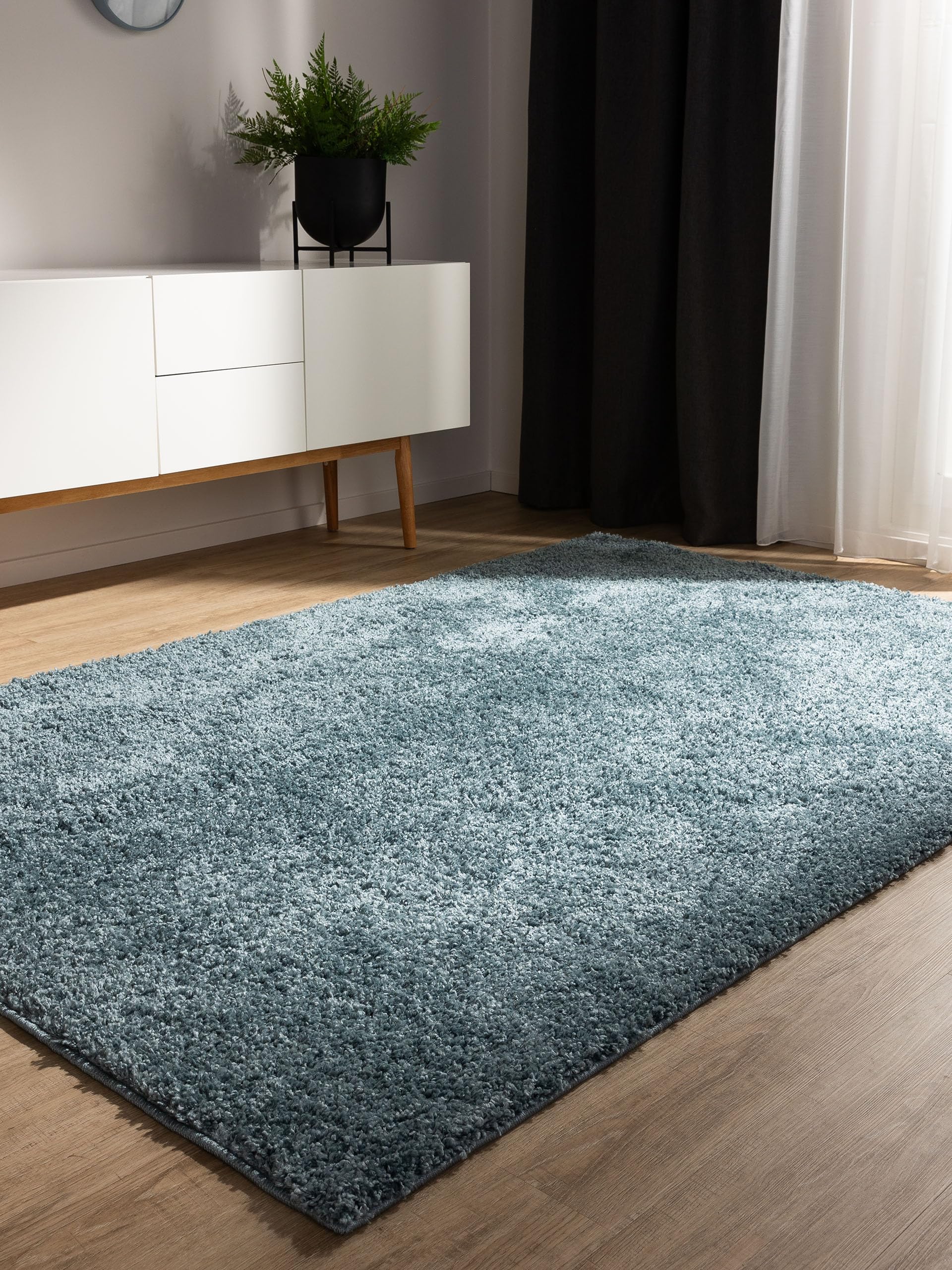benuta SOHARI - Alfombra de pelo largo para salón, color azul, 60 x 120 cm, aspecto minimalista, suave y fácil de limpiar, también para dormitorio, pasillo o comedor, adecuada para calefacción por