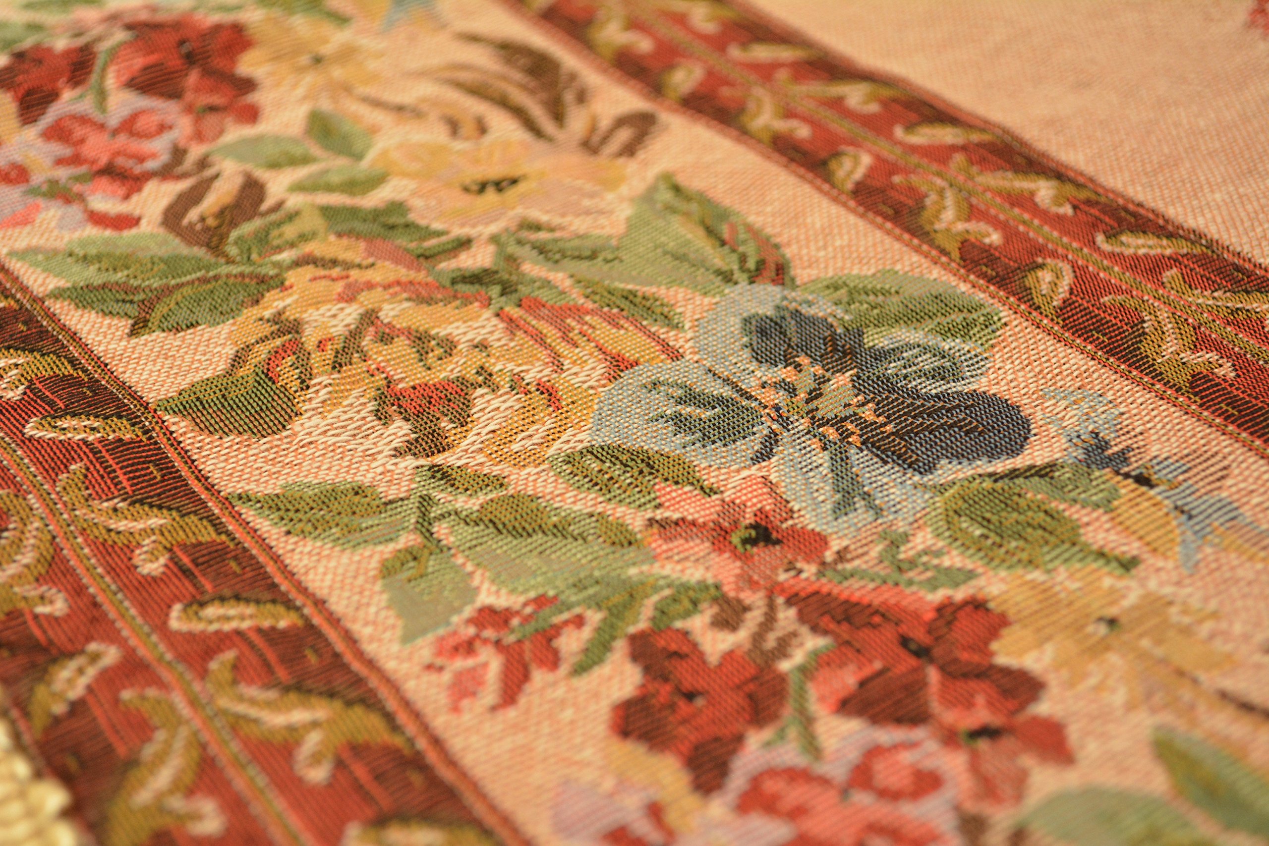 Amazon｜Tache 正方形 花柄織テーブルクロス - Yuletide Blooms