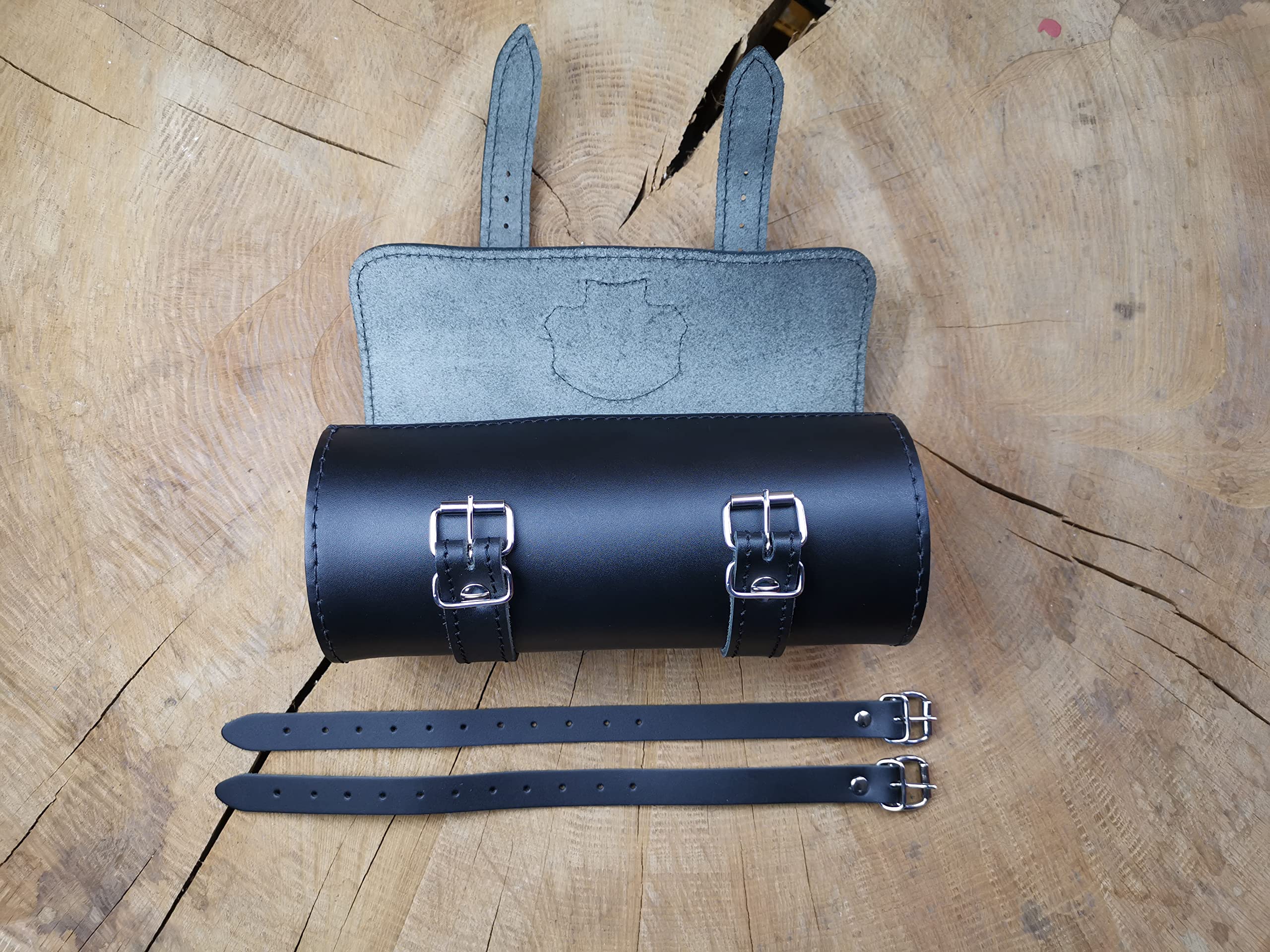 Gepäckrolle Tool Malteser Kreuz kompatibel mit Harley Davidson Softail Streetbob Cruiser Dyna Sportster Shovelhead Werkzeugrolle universell