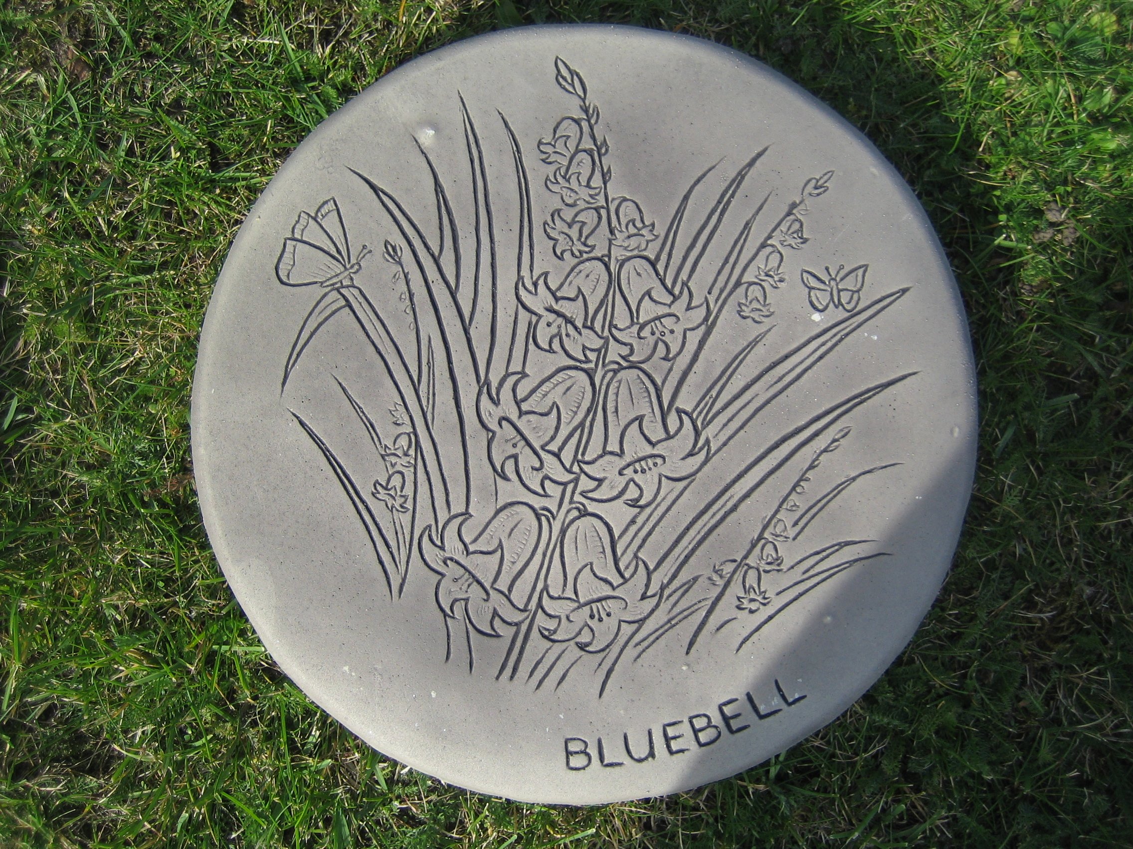 neilsstonecraft Bluebell Stepping Stone – Floral Garden Ornament, Decorative Circular Garden Path Stone, 27cm