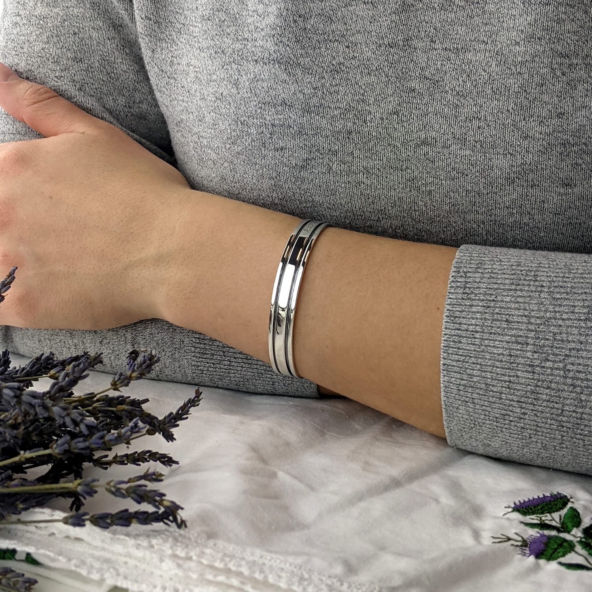 Silverly Bracciale Rigido Largo a Doppia Linea in Argento Sterling 925 per Uomo e Donna | Braccialetto Piatto Regolabile con Finitura Lucida e Scanalature Nere | Bracciale Moderno ed Elegante per Lui