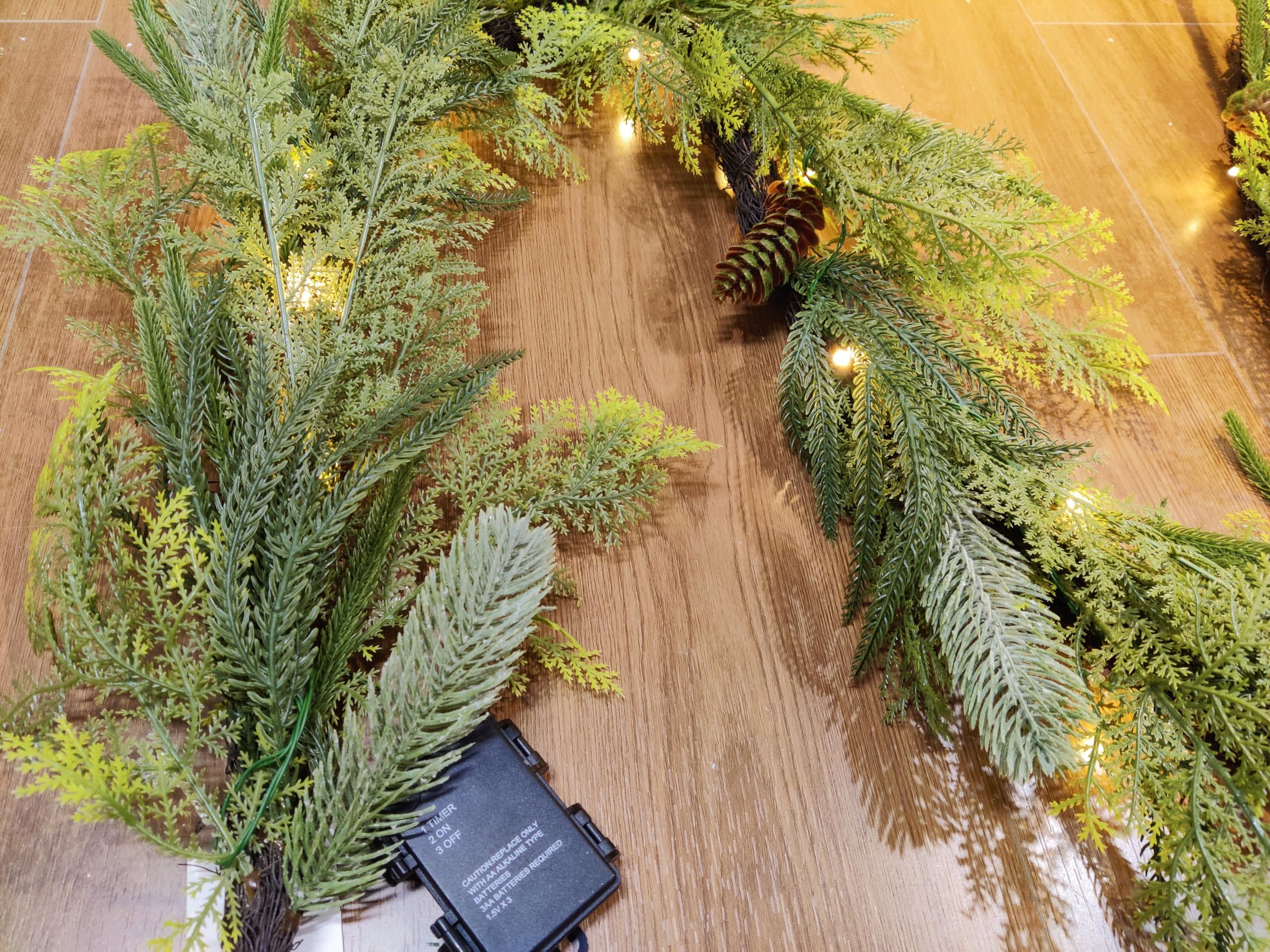 Decorbyhannah - Guirnalda de Navidad con luces, guirnalda de pino Norfolk iluminada de 6 pies, funciona con pilas, guirnalda de vegetación artificial para mantel, decoración del hogar interior y