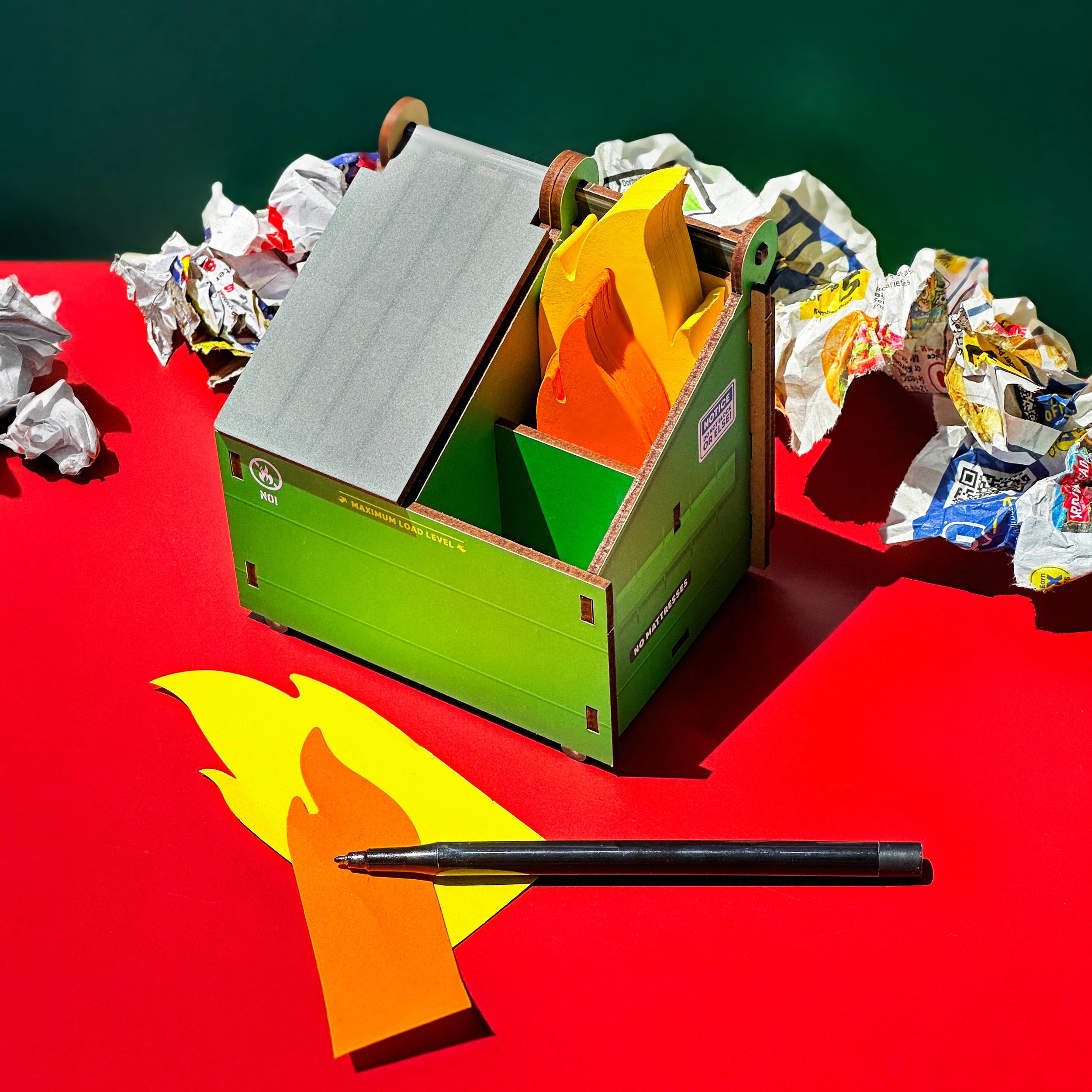 Genuine Fred Desk Dumpster Stiftehalter mit Flammenkarten, 3 Fächer für Schreibtisch und Bürobedarf