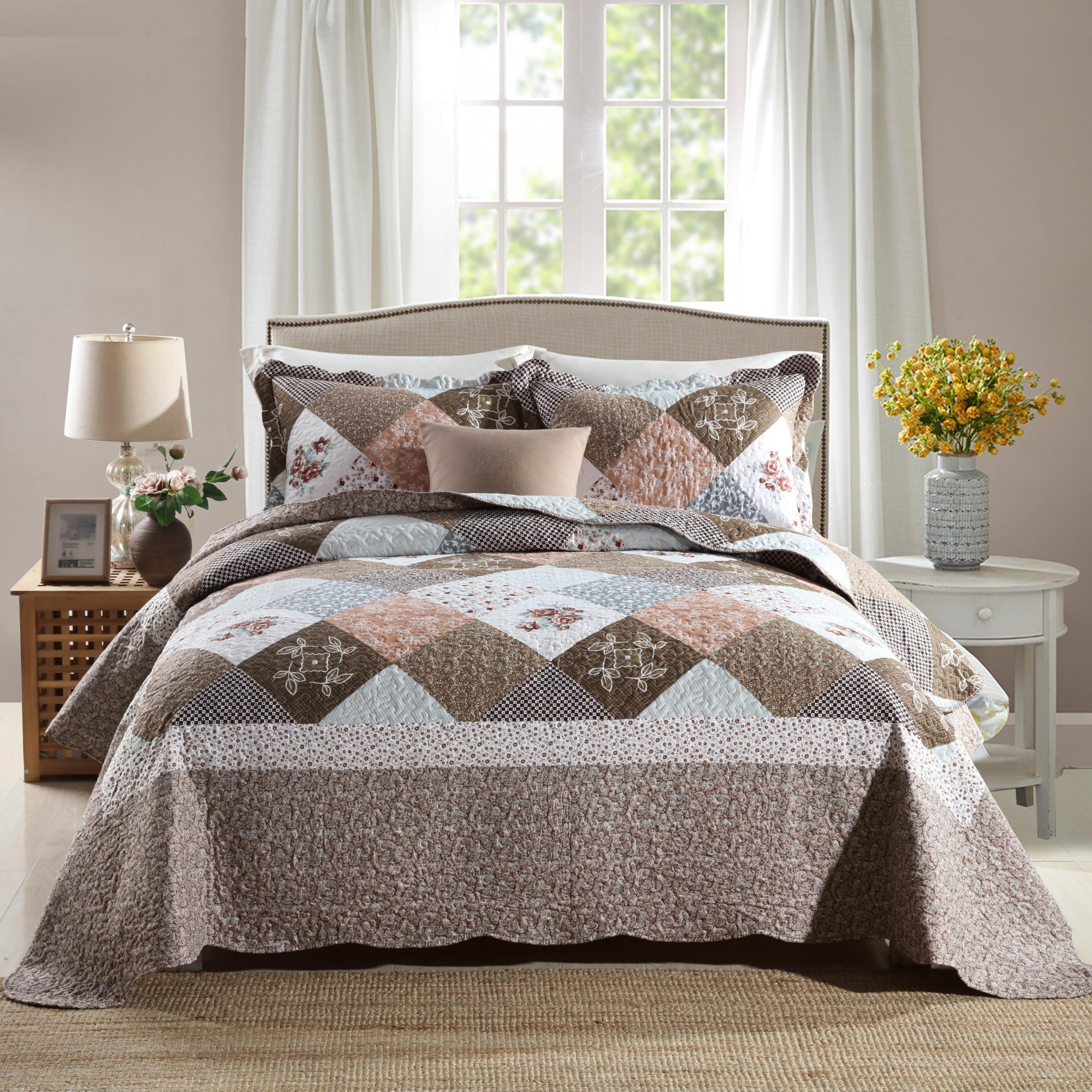 Qucover Tagesdecke Bettüberwurf für Doppelbett Gesteppte Decke Set mit Kissen Patchwork Tagesdecke mit Blumen Muster (Braun, 230x250cm)