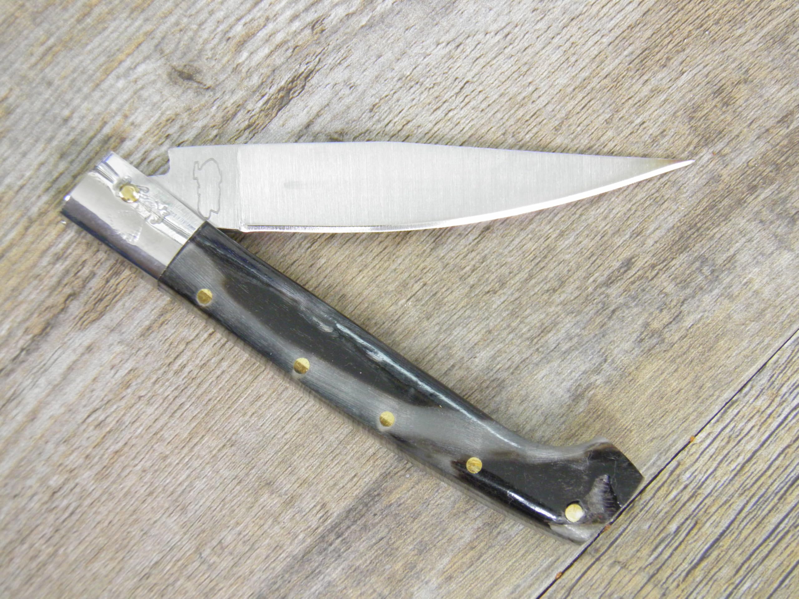 Generico Coltello Pattada con Manico in Corno di Muflone, Lama 8 cm, Lunghezza Totale 17,5 cm, Incisione Personalizzata, con Custodia in Pelle