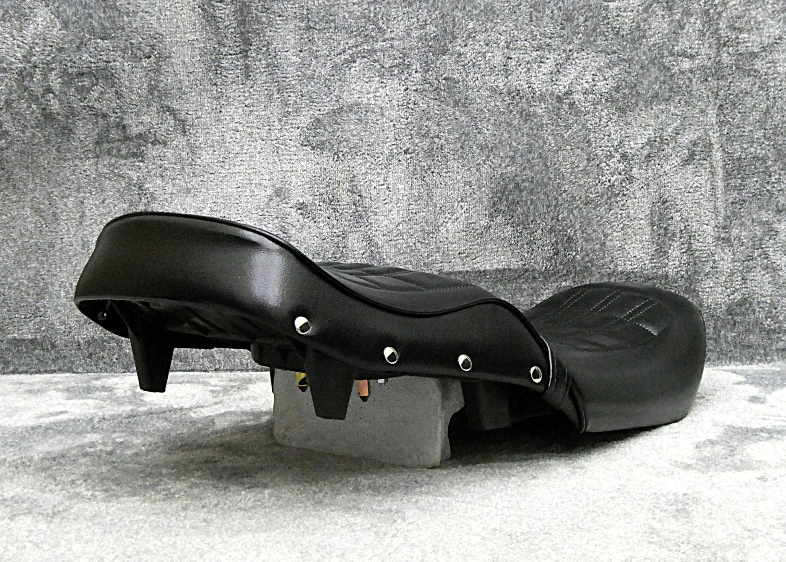 Amazon | ZRX1200 鋲打ち E4黒 カスタムシート/ダエグ ZRX1100