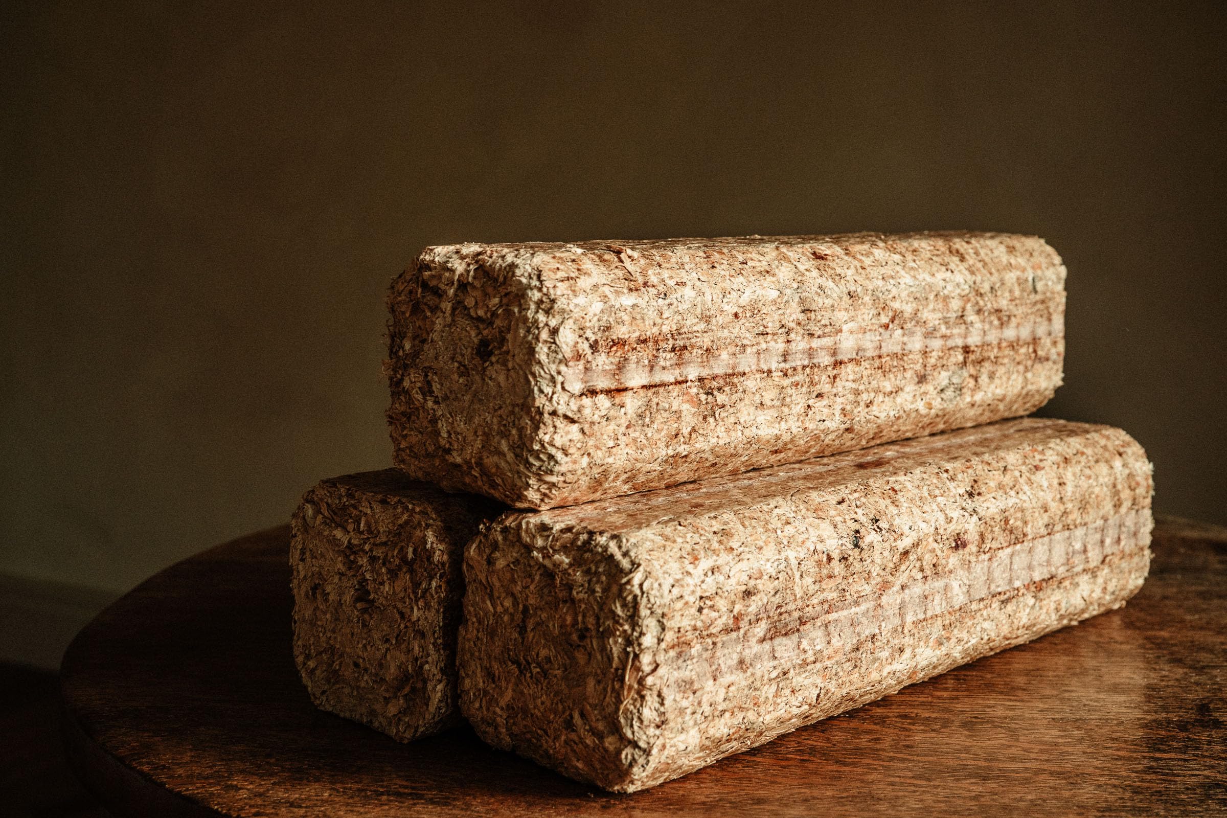 BlazeBlox Feuerbriketts | 100% Weichholz-Sägemehl, Feuerbriketts | Jeder Briketts-Karton enthält 12 Briketts und wiegt 20 kg (8 x 20kg Karton)