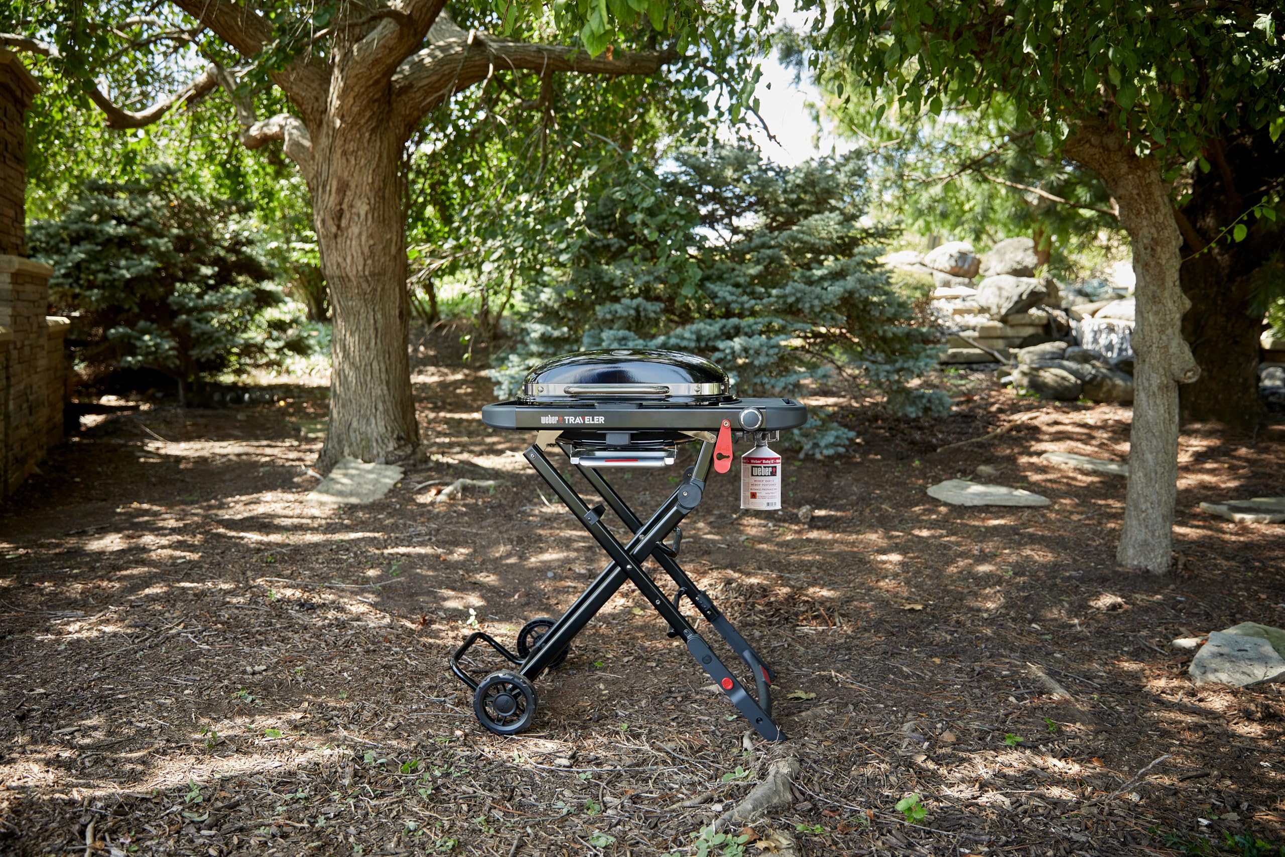 Weber Traveler Compact Gasgrill mit klappbarem Untergestell und Rädern