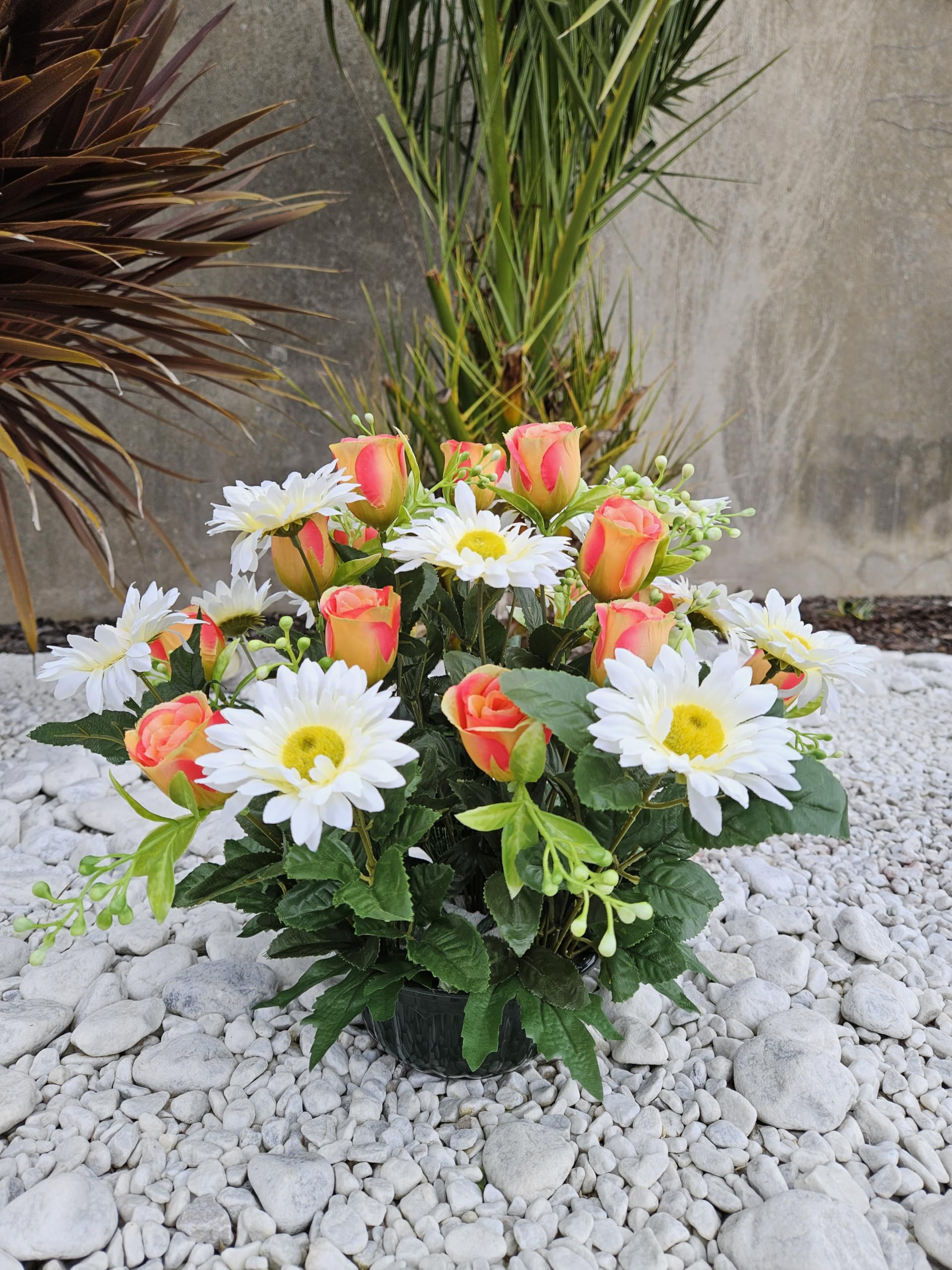 Composition De Fleurs Artificielles Lesté Ciment pour Une Parfaite Tenue à L' Extérieur. Réalisé par Nos Soins, Les Fleurs sont Aussi de Très Bonne Qualité.