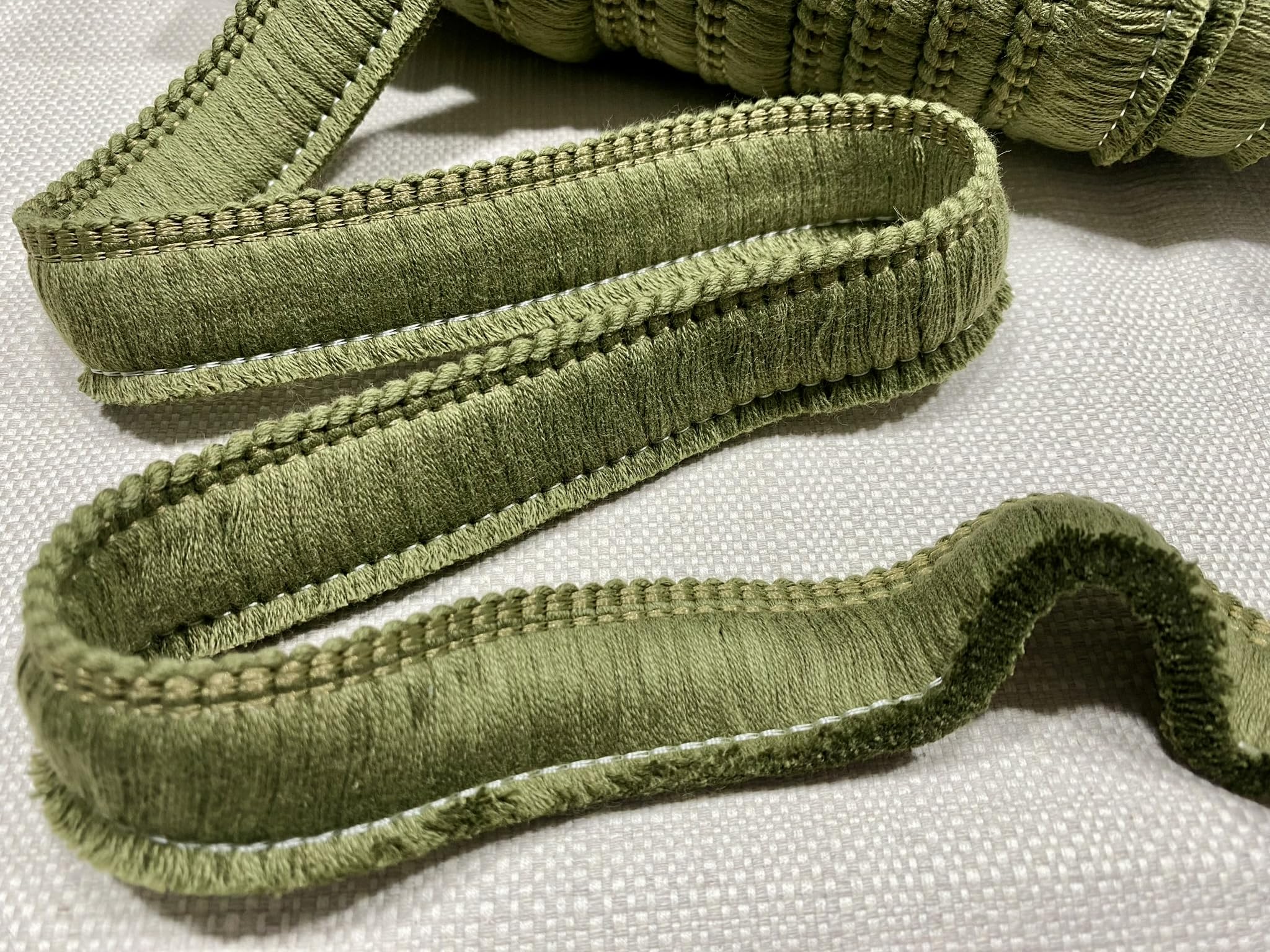 Frange en coton brossé pour masquer les coutures et réussir votre garniture de coussin kaki