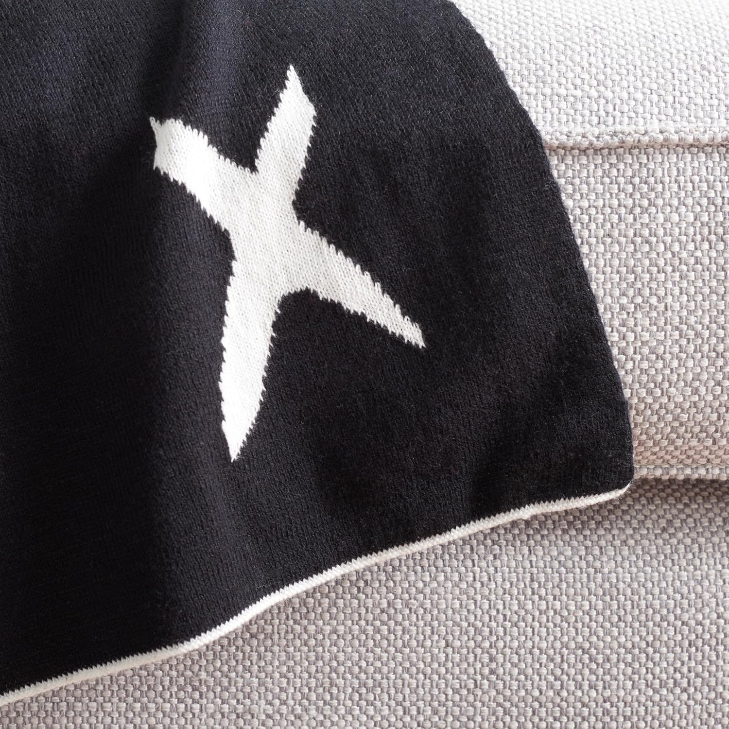 SAFAVIEH Home Collection Alto Black/Ivory Cotton 50 x 60 Decorative Accent Throw Blanket