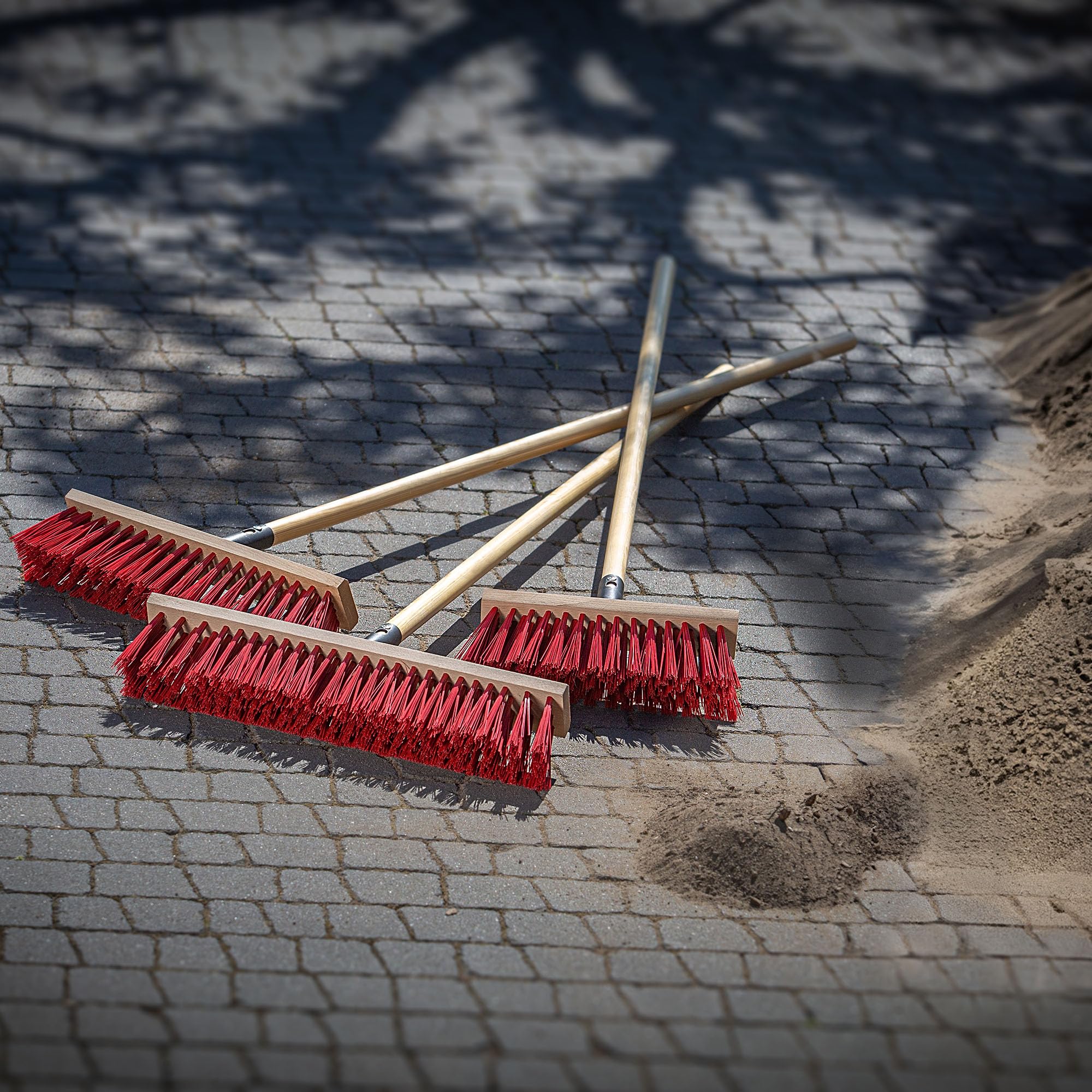 KADAX Barredora de limpieza con mango de madera, cabeza ancha y cepillos largos y rígidos, barredora exterior para barrido de entradas, bordillos y suelos de garaje (rojo, 40 cm)